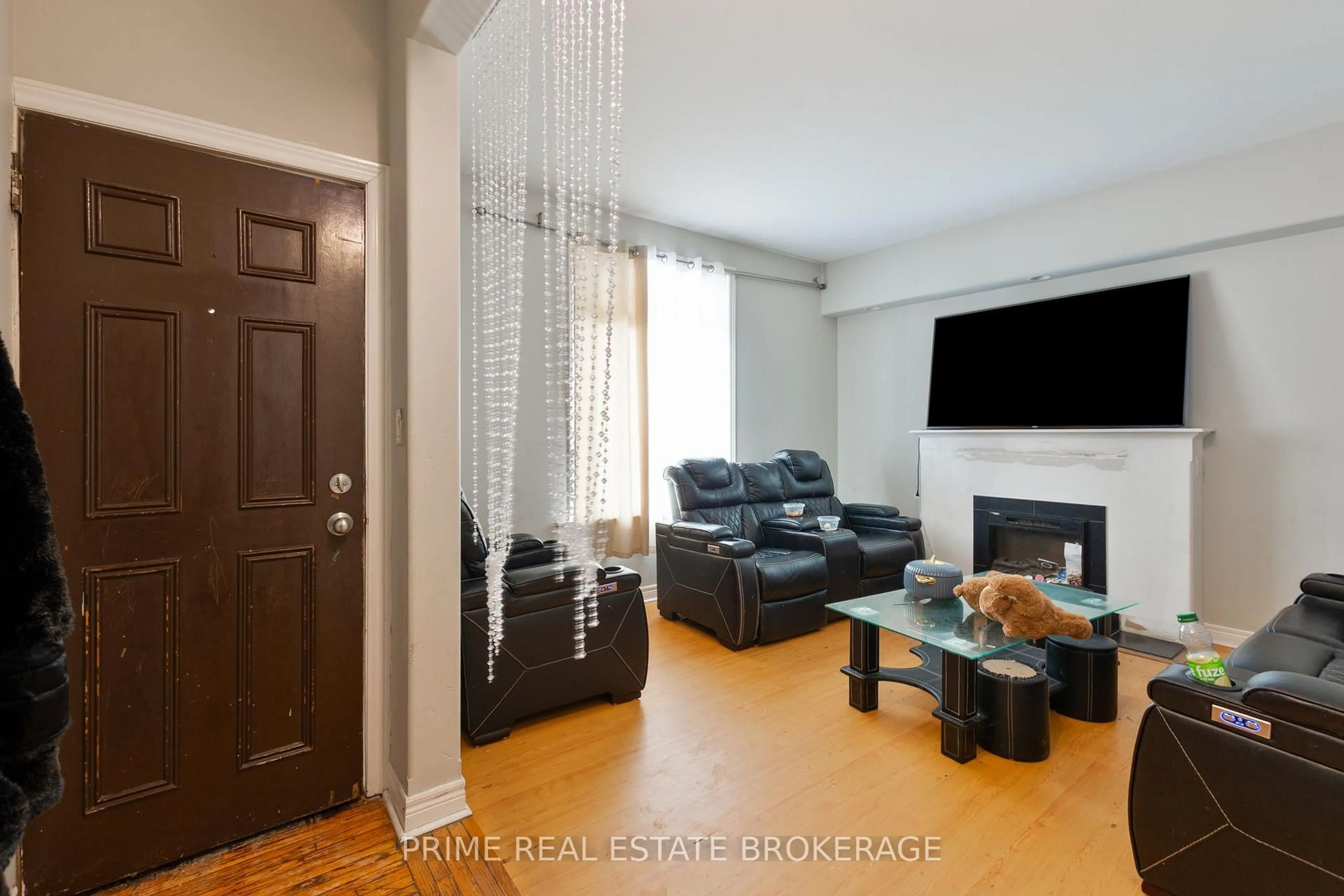 Living room with furniture, wood/laminate floor for 142 John St, London East Ontario N6A 1N8