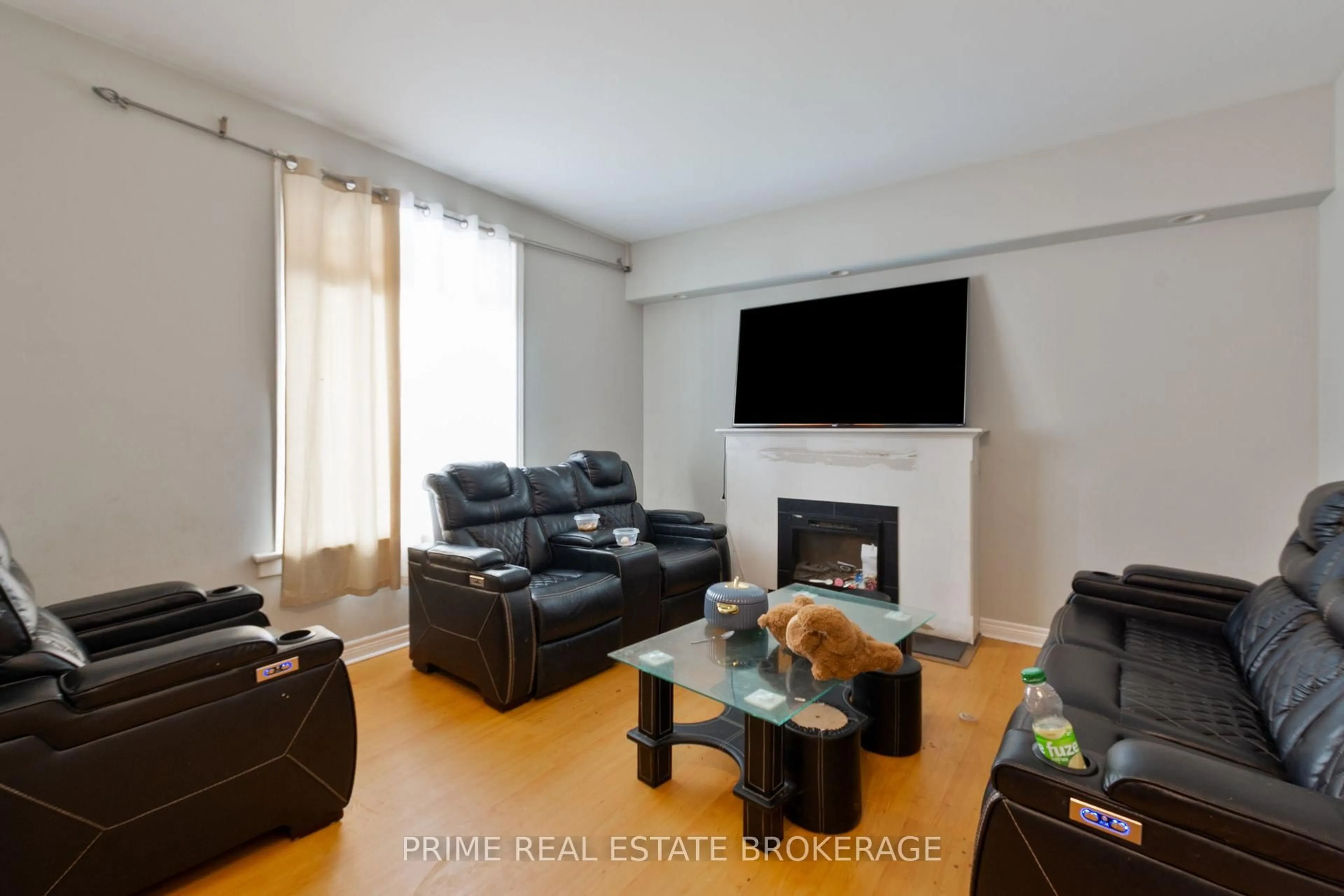 Living room with furniture, wood/laminate floor for 142 John St, London East Ontario N6A 1N8