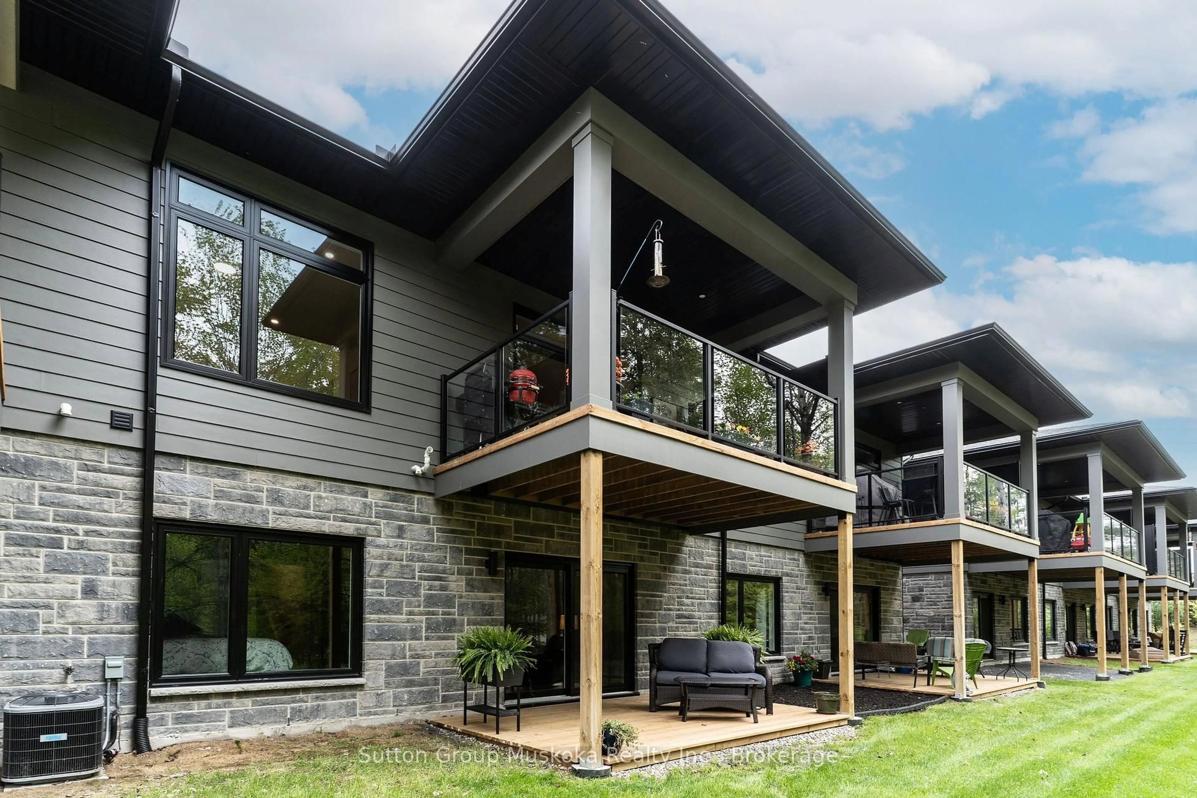 Home with vinyl exterior material, unknown for 9 Jack St, Huntsville Ontario P1H 0G4