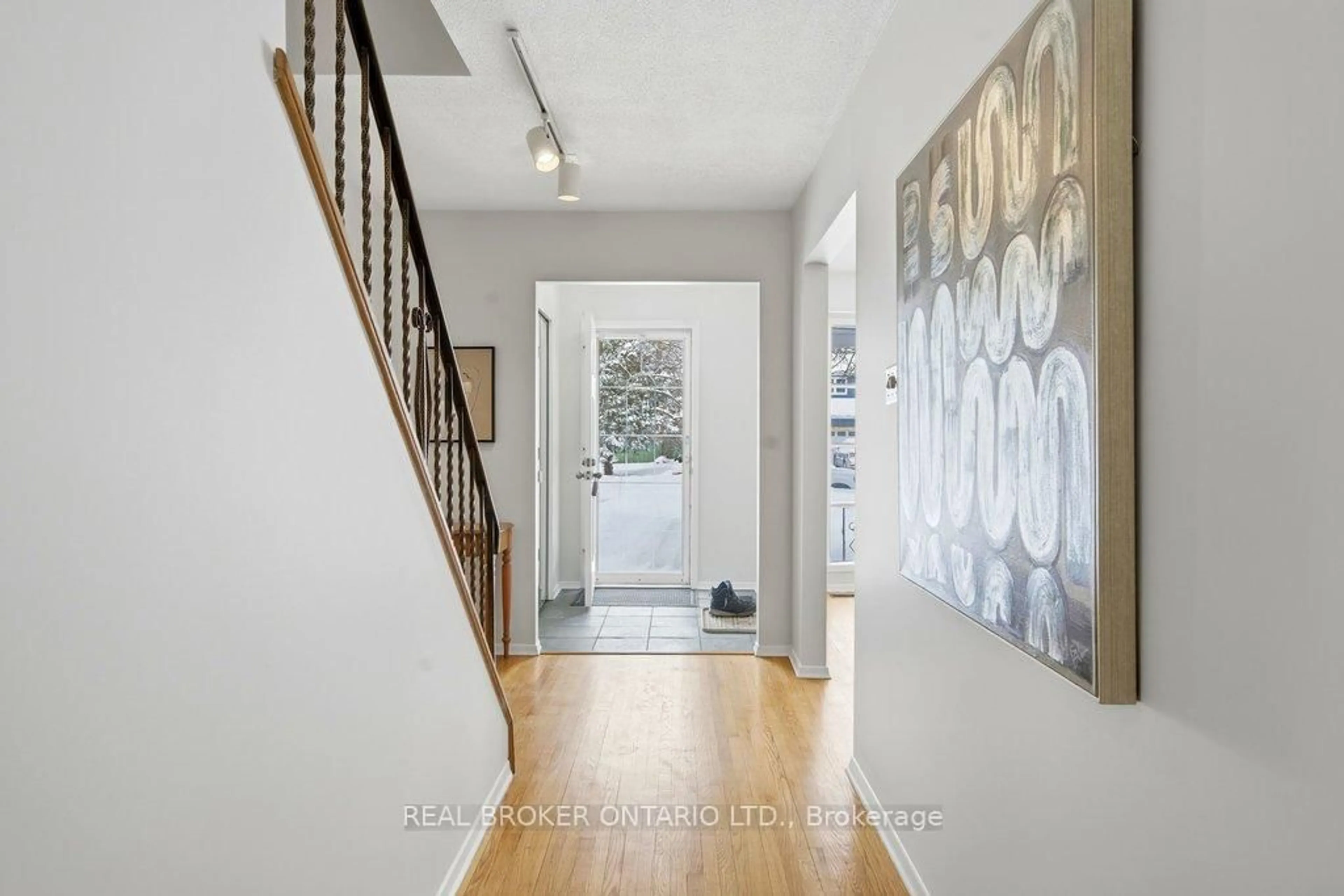 Indoor entryway for 20 Westpark Dr, Ottawa Ontario K1B 3E5