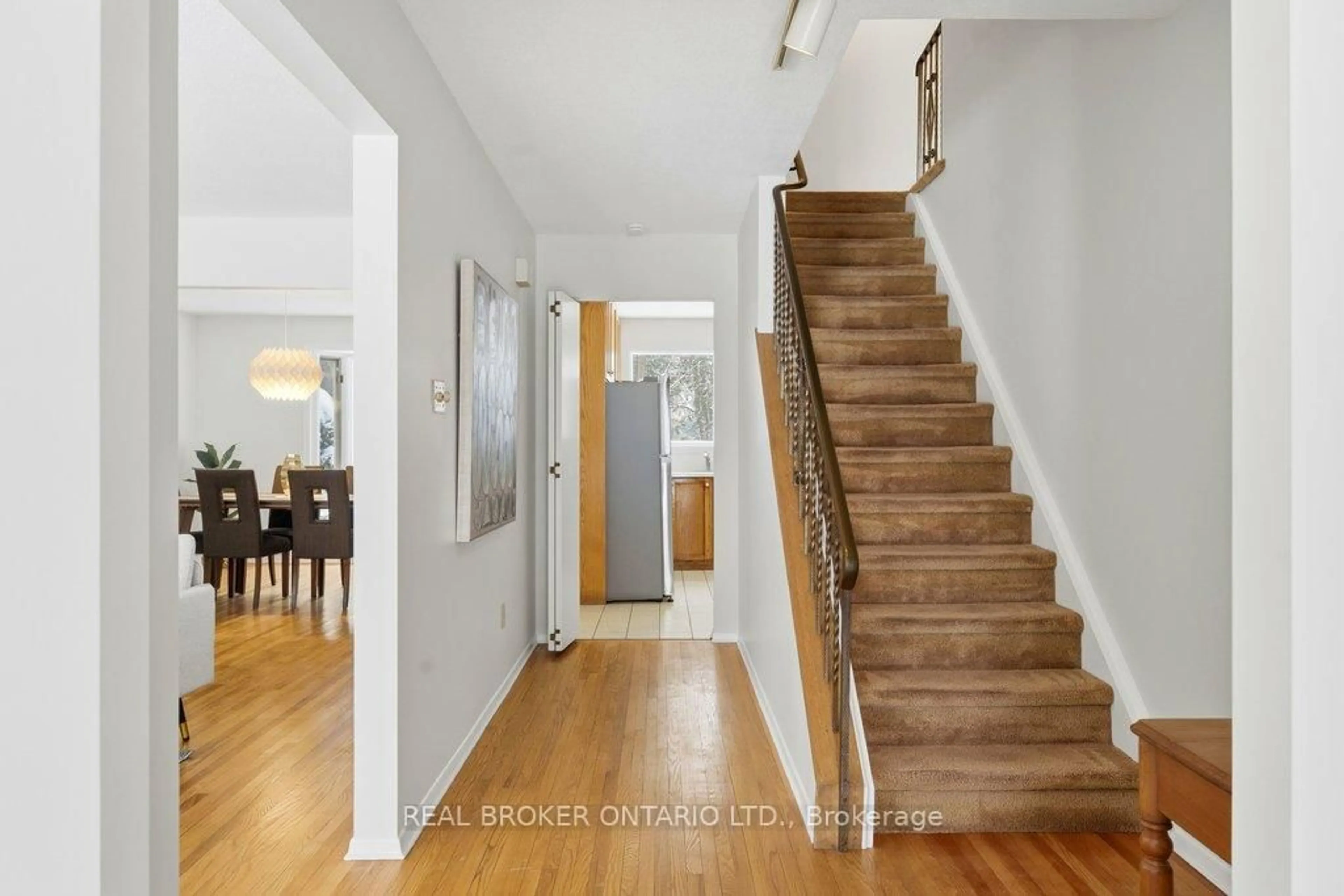 Indoor entryway for 20 Westpark Dr, Ottawa Ontario K1B 3E5