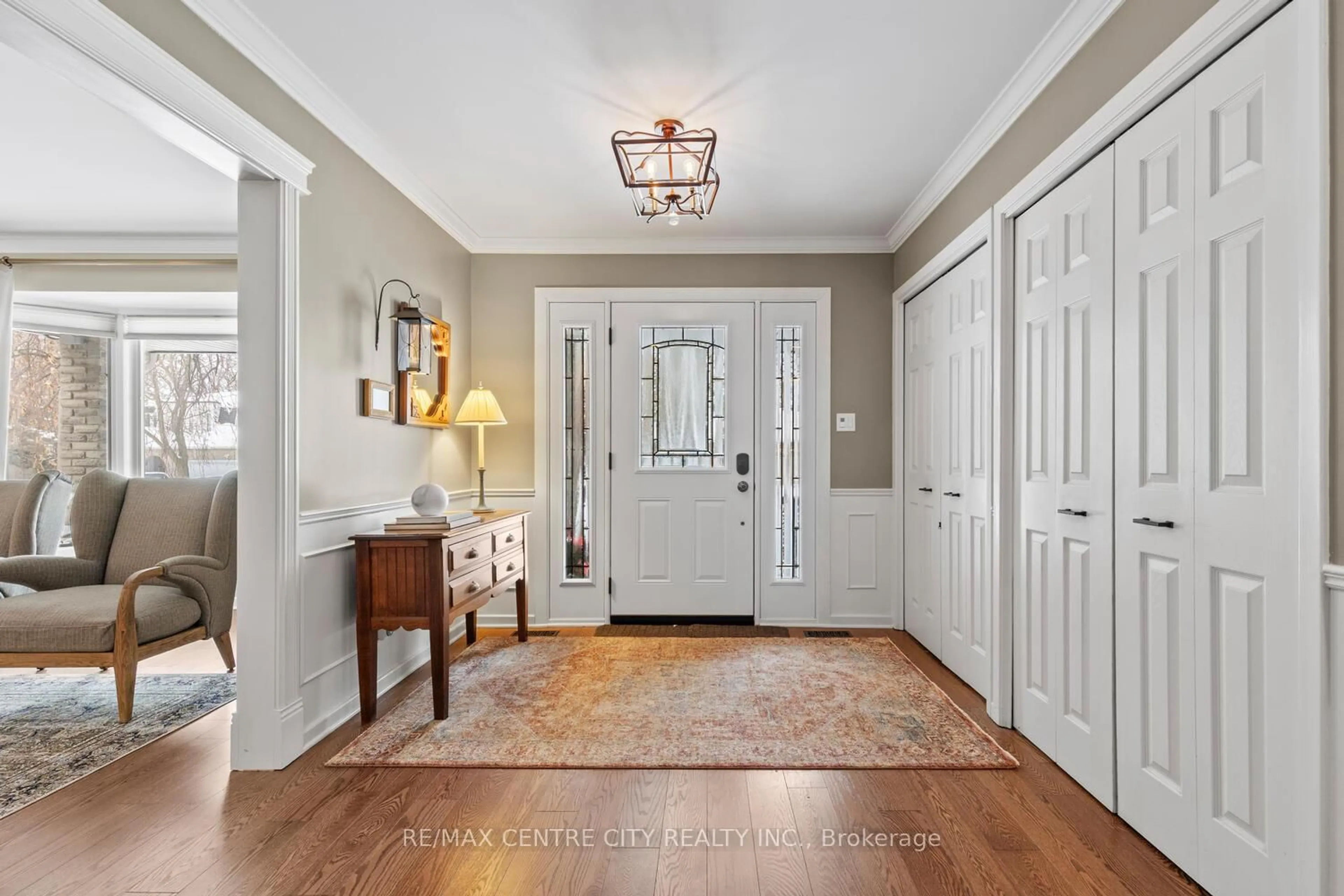 Indoor entryway for 35 Pinegrove Cres, London South Ontario N6J 3Y8