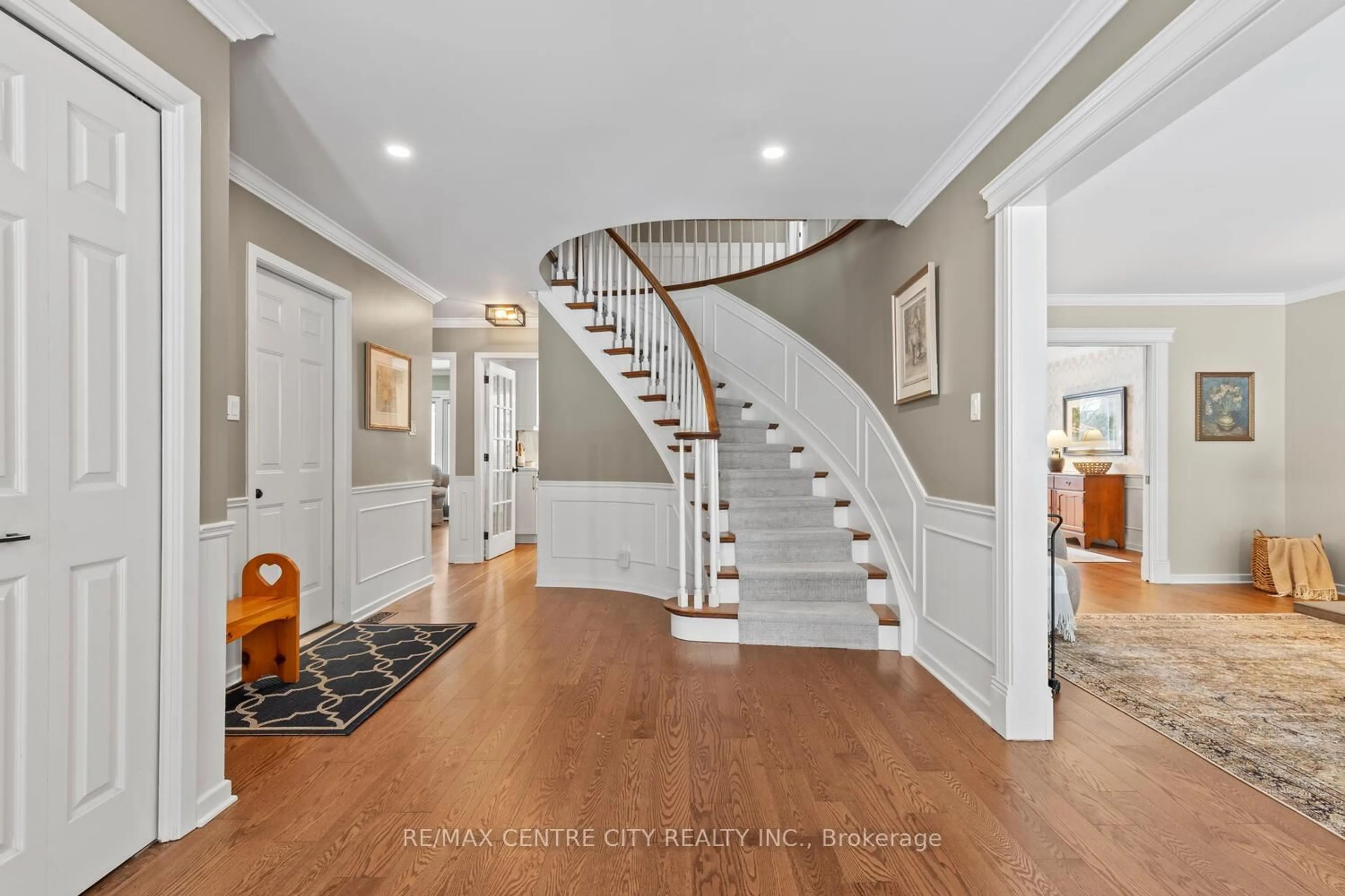 Indoor entryway for 35 Pinegrove Cres, London South Ontario N6J 3Y8