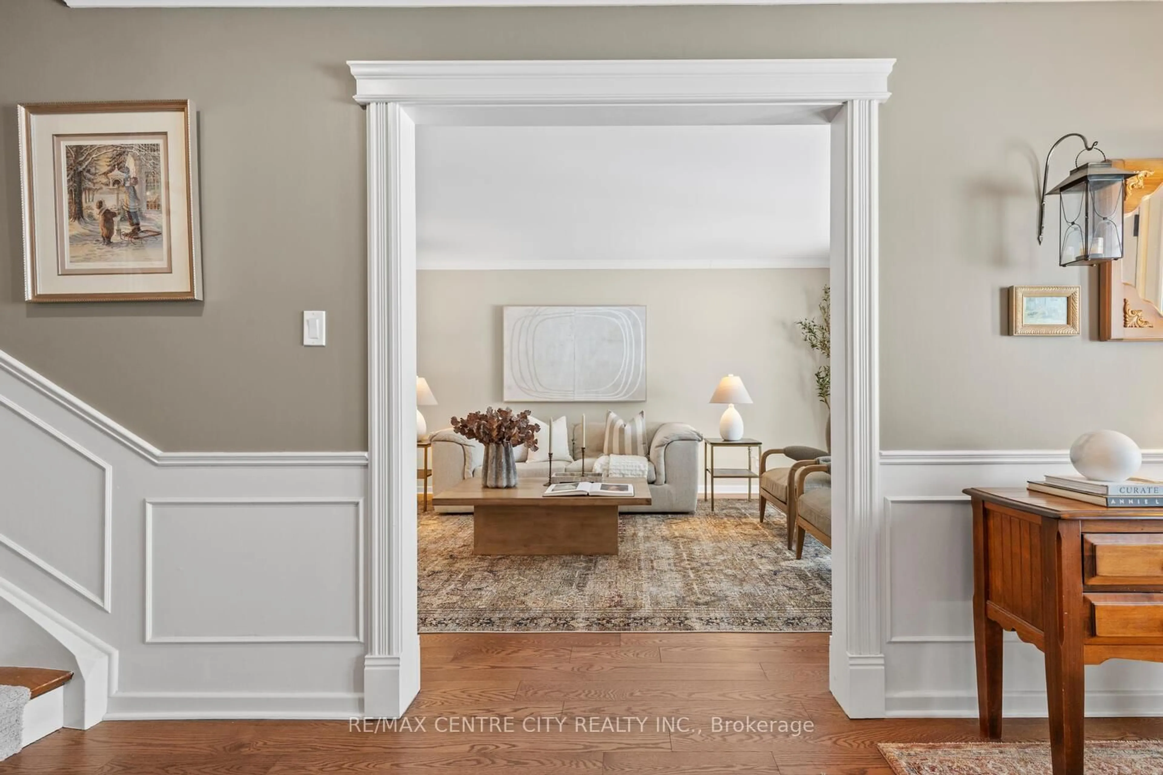 Indoor entryway for 35 Pinegrove Cres, London South Ontario N6J 3Y8