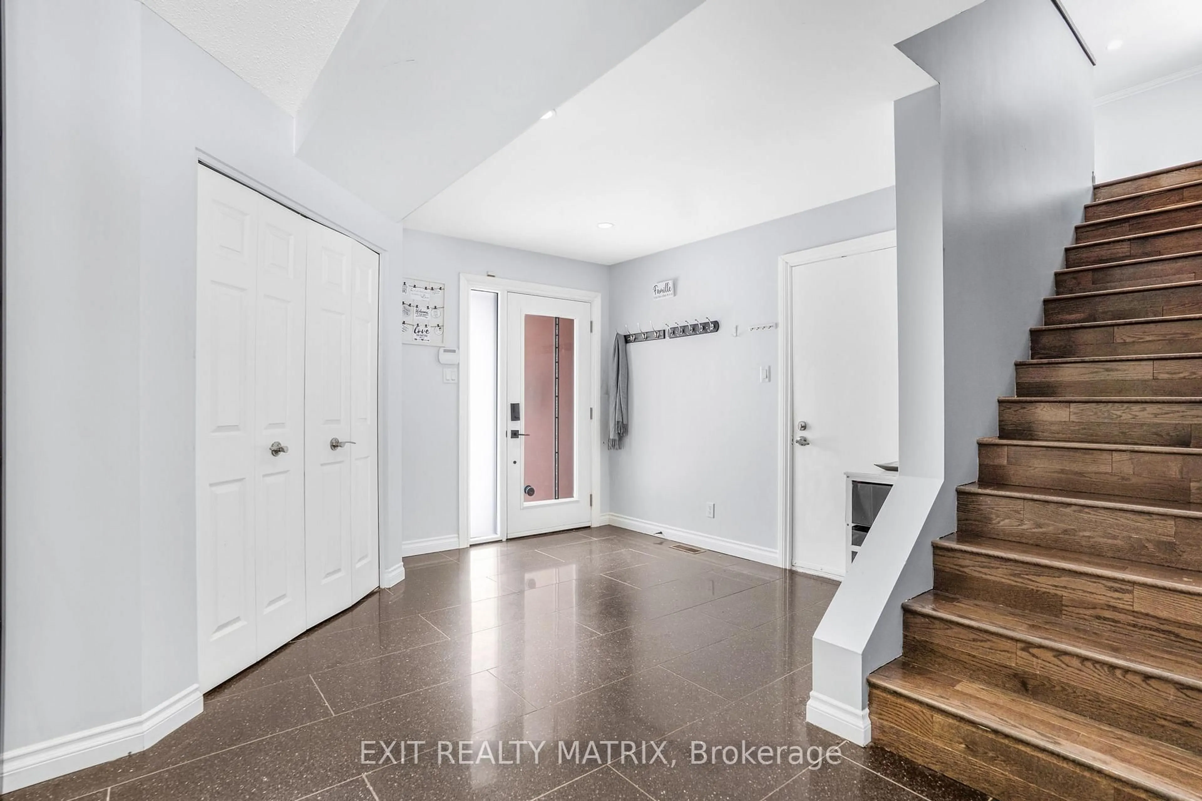 Indoor entryway for 1322 Du Gouverneur Dr, Ottawa Ontario K4C 1E2