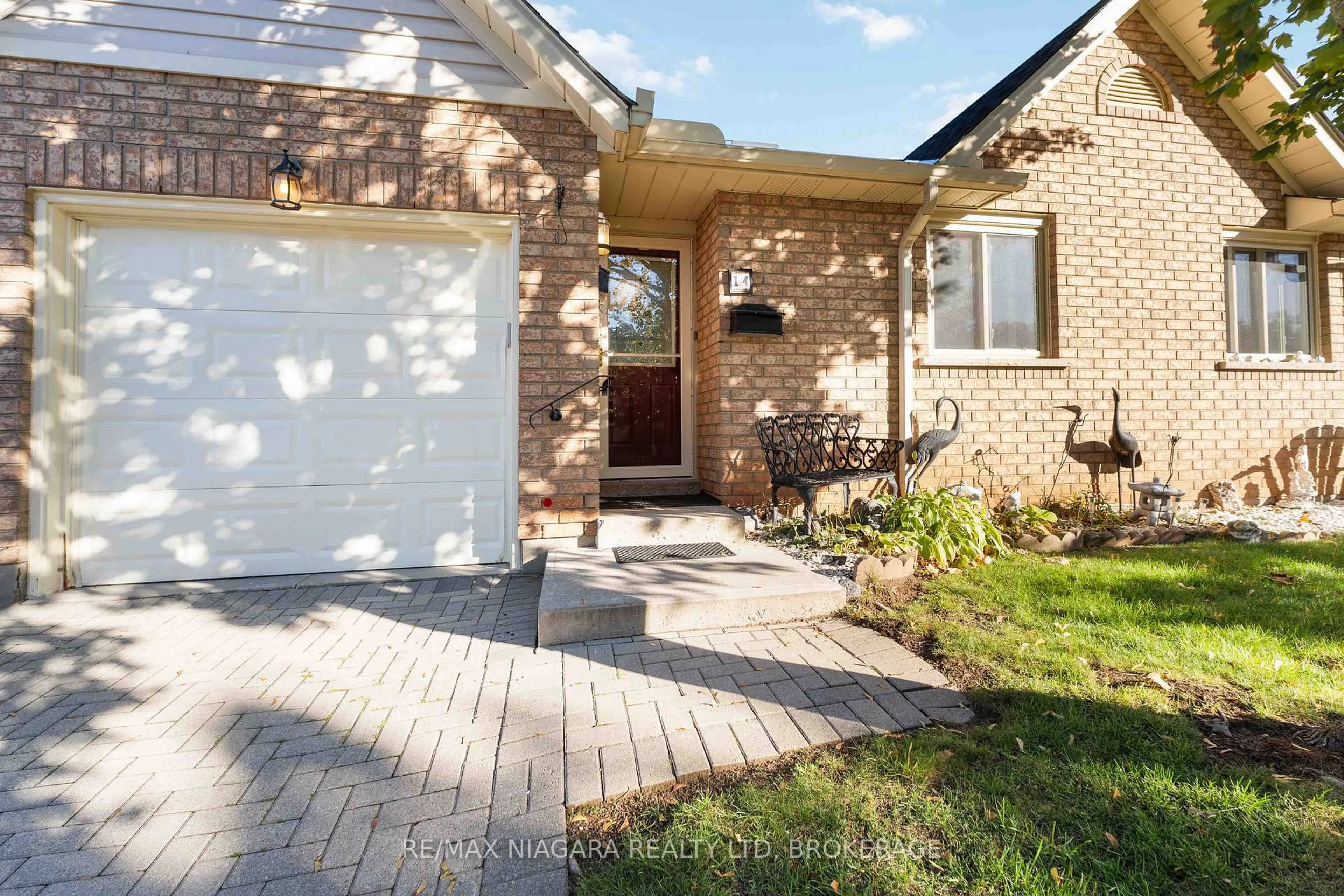 Home with brick exterior material, street for 165 Main St #14, Grimsby Ontario L3M 1P2