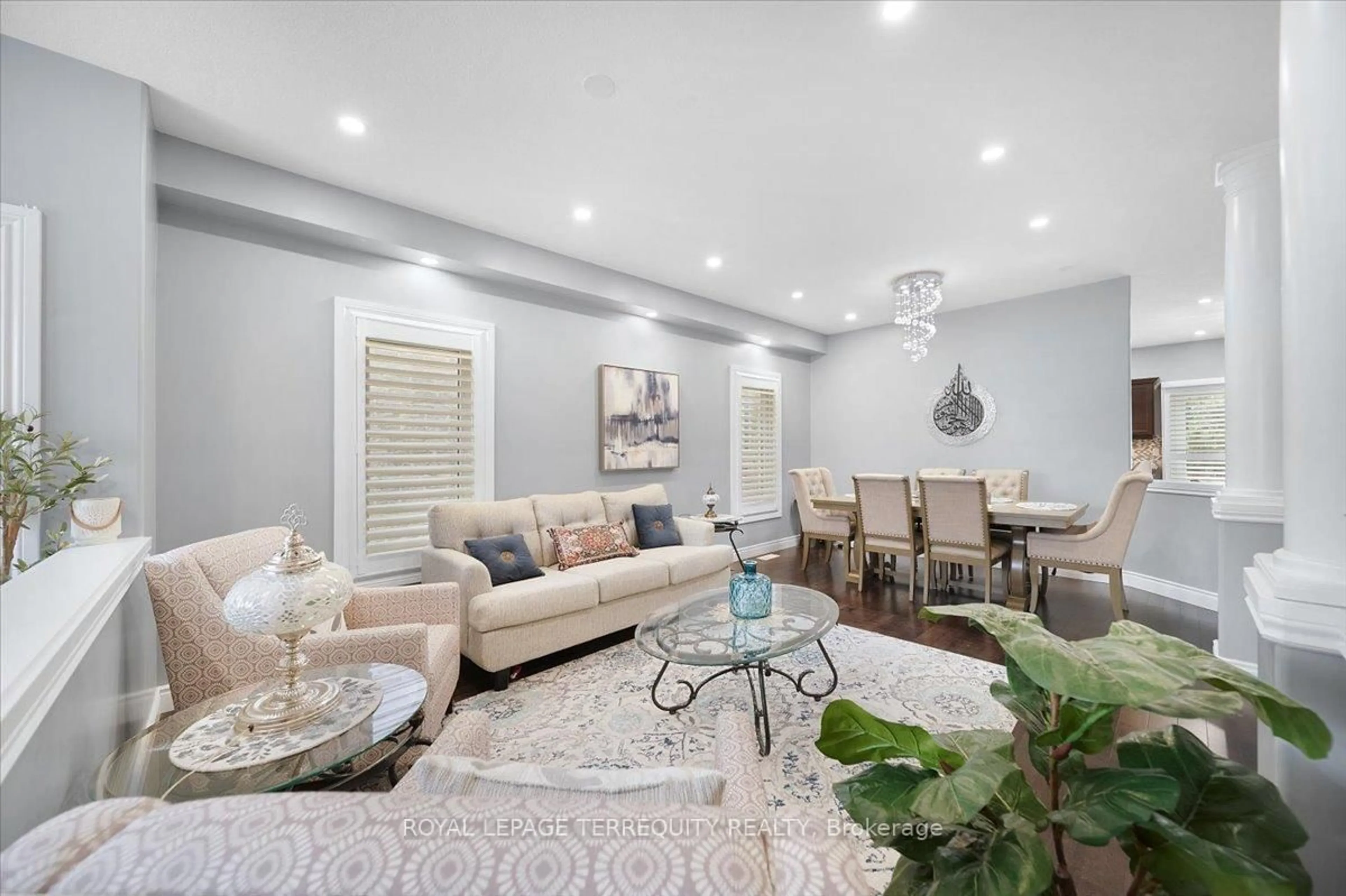 Living room with furniture, unknown for 131 Maple Bush Dr, Cambridge Ontario N1T 0B7