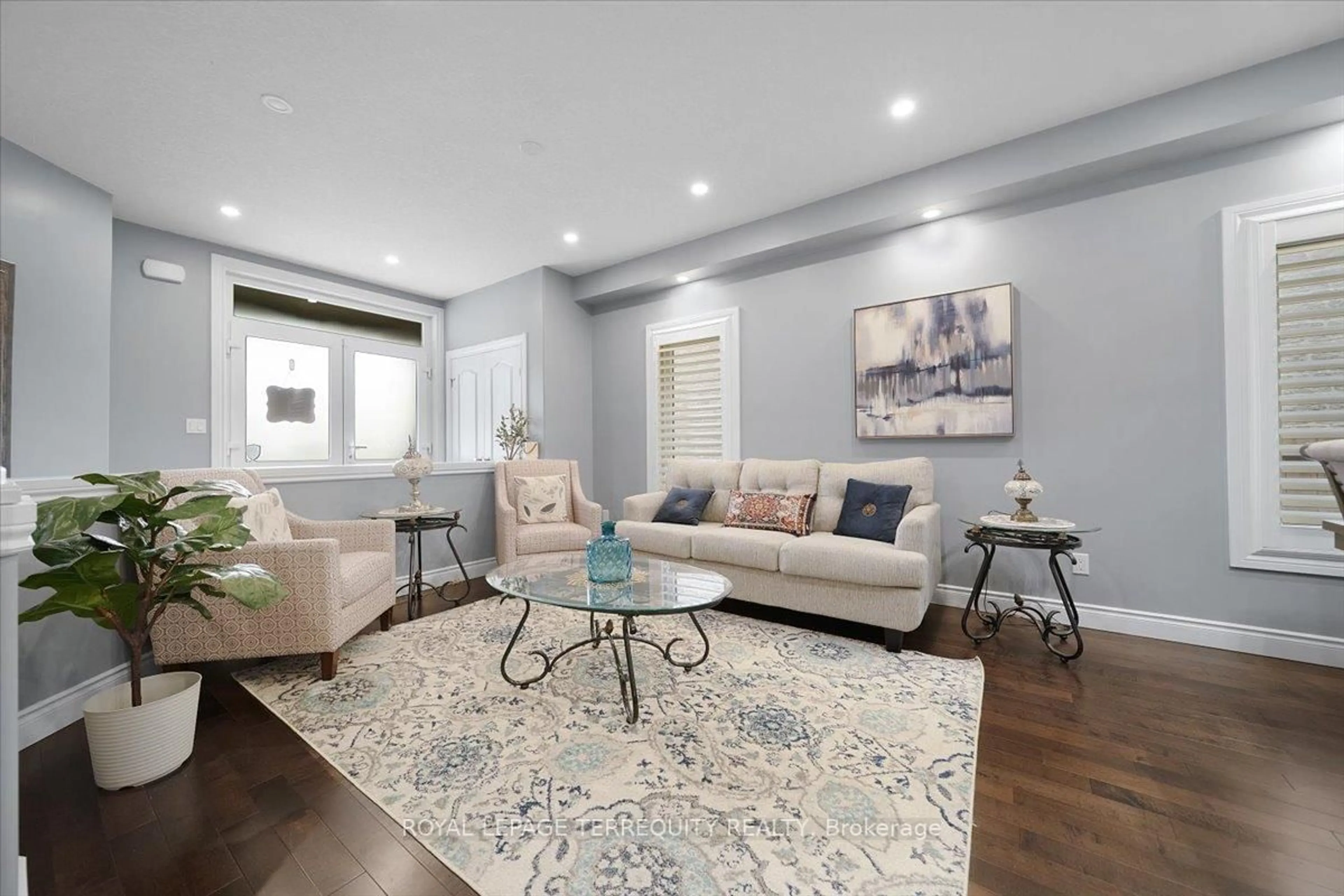 Living room with furniture, unknown for 131 Maple Bush Dr, Cambridge Ontario N1T 0B7