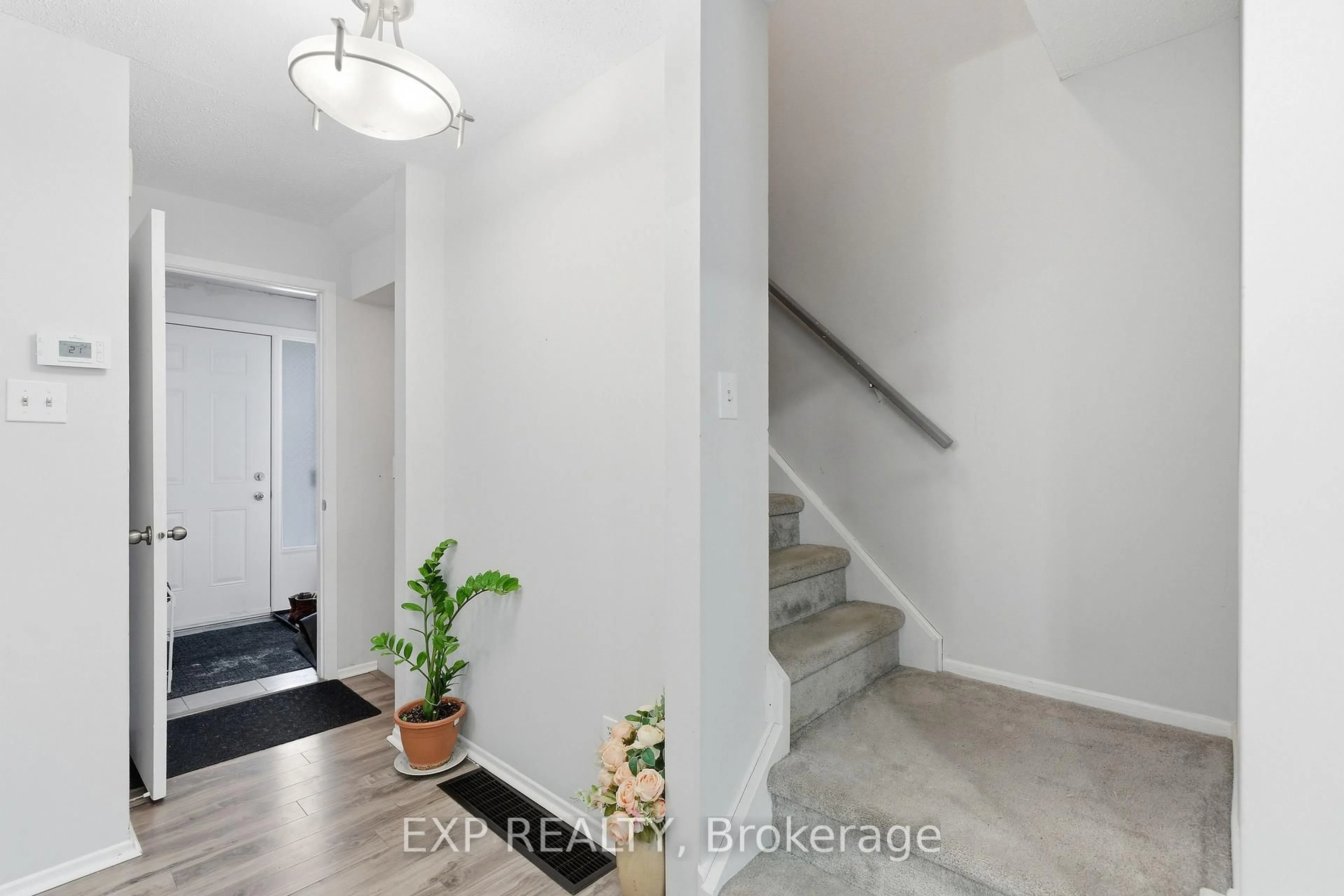 Indoor entryway for 3333 MCCARTHY Rd #33, Ottawa Ontario K1V 9X5