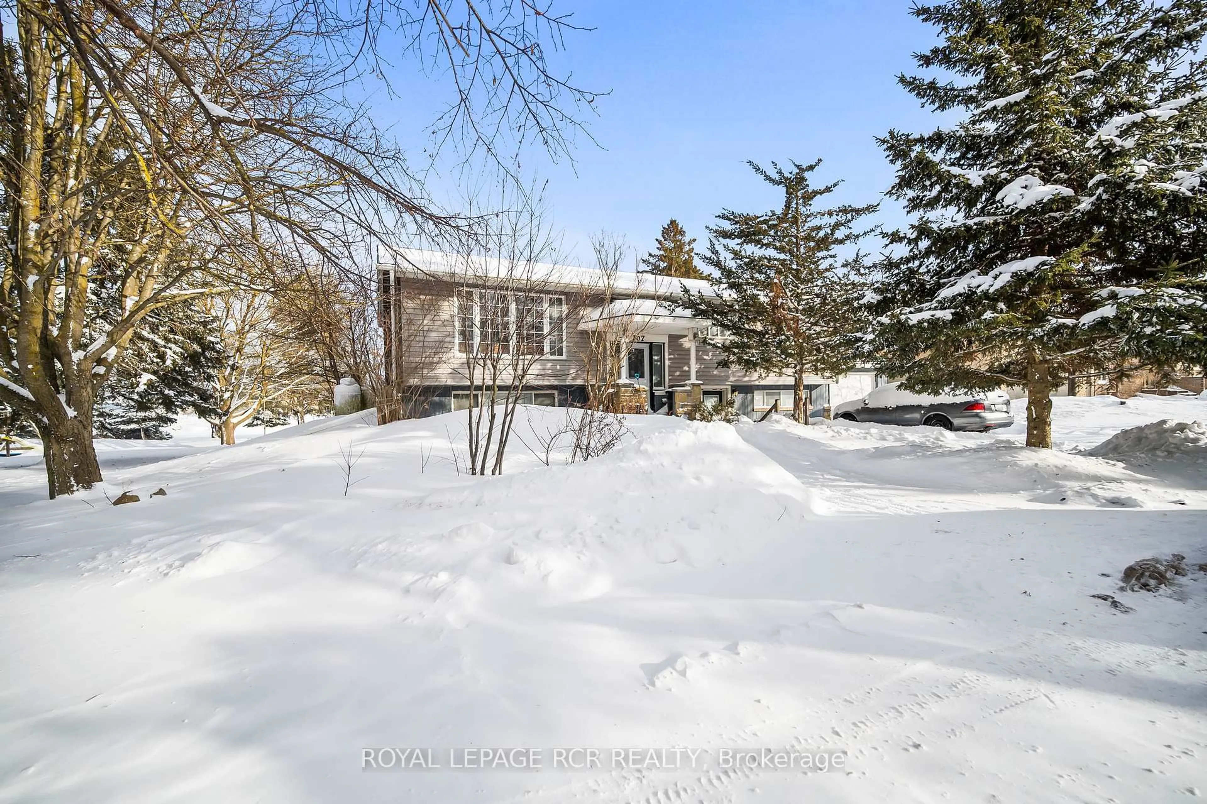 A pic from outside/outdoor area/front of a property/back of a property/a pic from drone, unknown for 707 Victoria St, Shelburne Ontario L9V 3M5