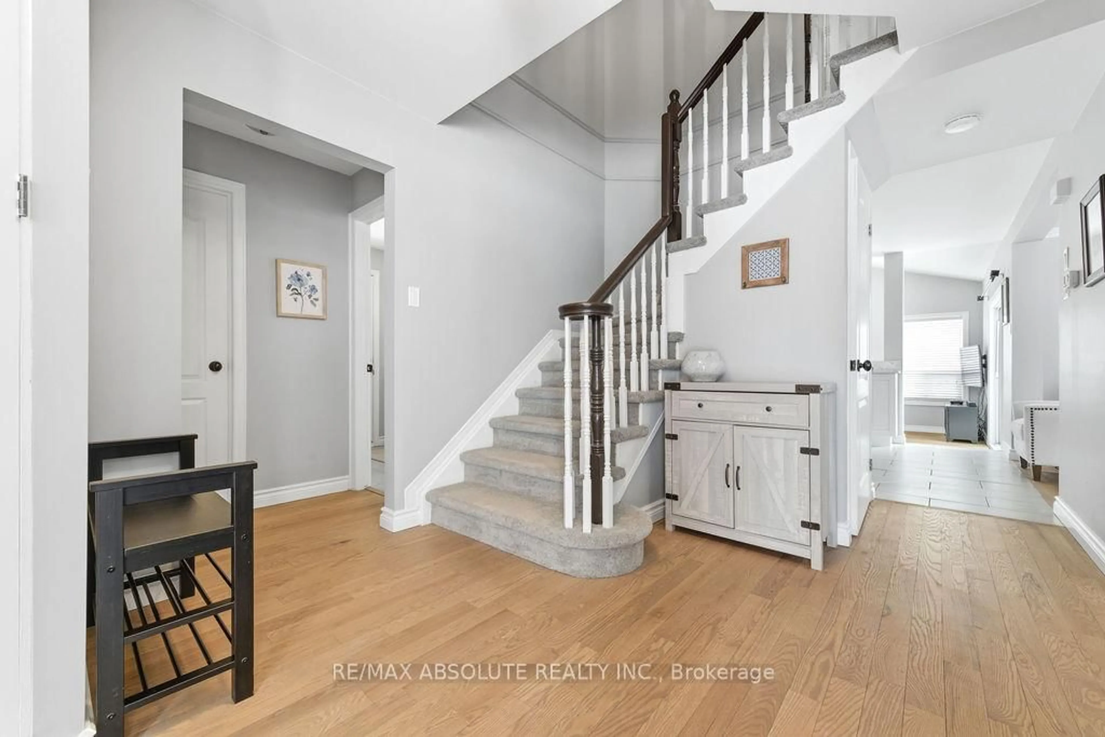 Indoor entryway for 6145 Lariviere Cres, Orleans Ontario K1W 1C6