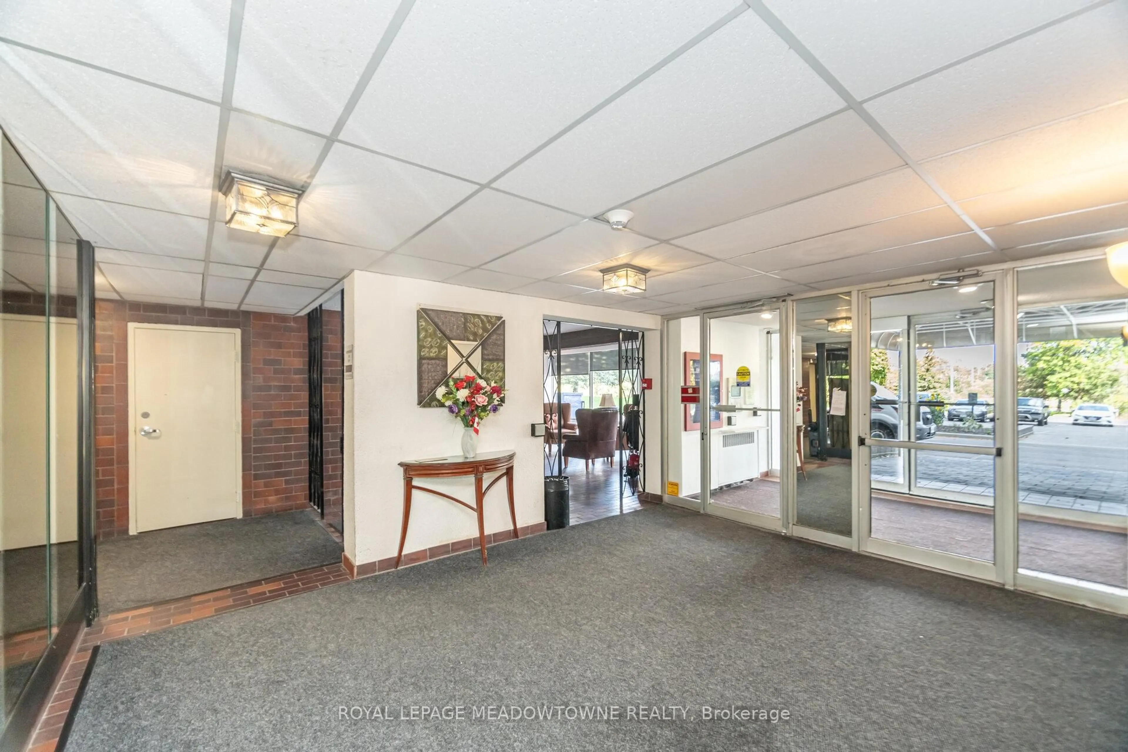 Indoor foyer for 225 Harvard Pl #804, Waterloo Ontario N2J 4H4