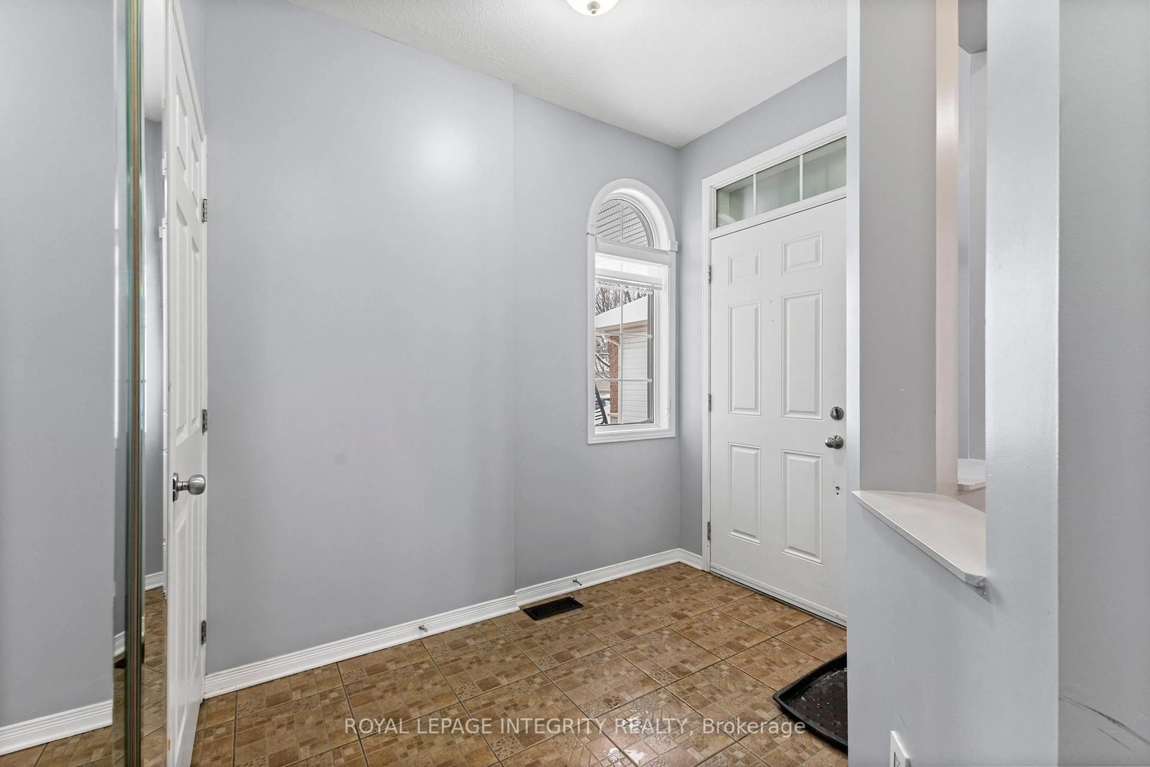 Indoor entryway for 2421 Glandriel Cres, Orleans Ontario K4A 4T2