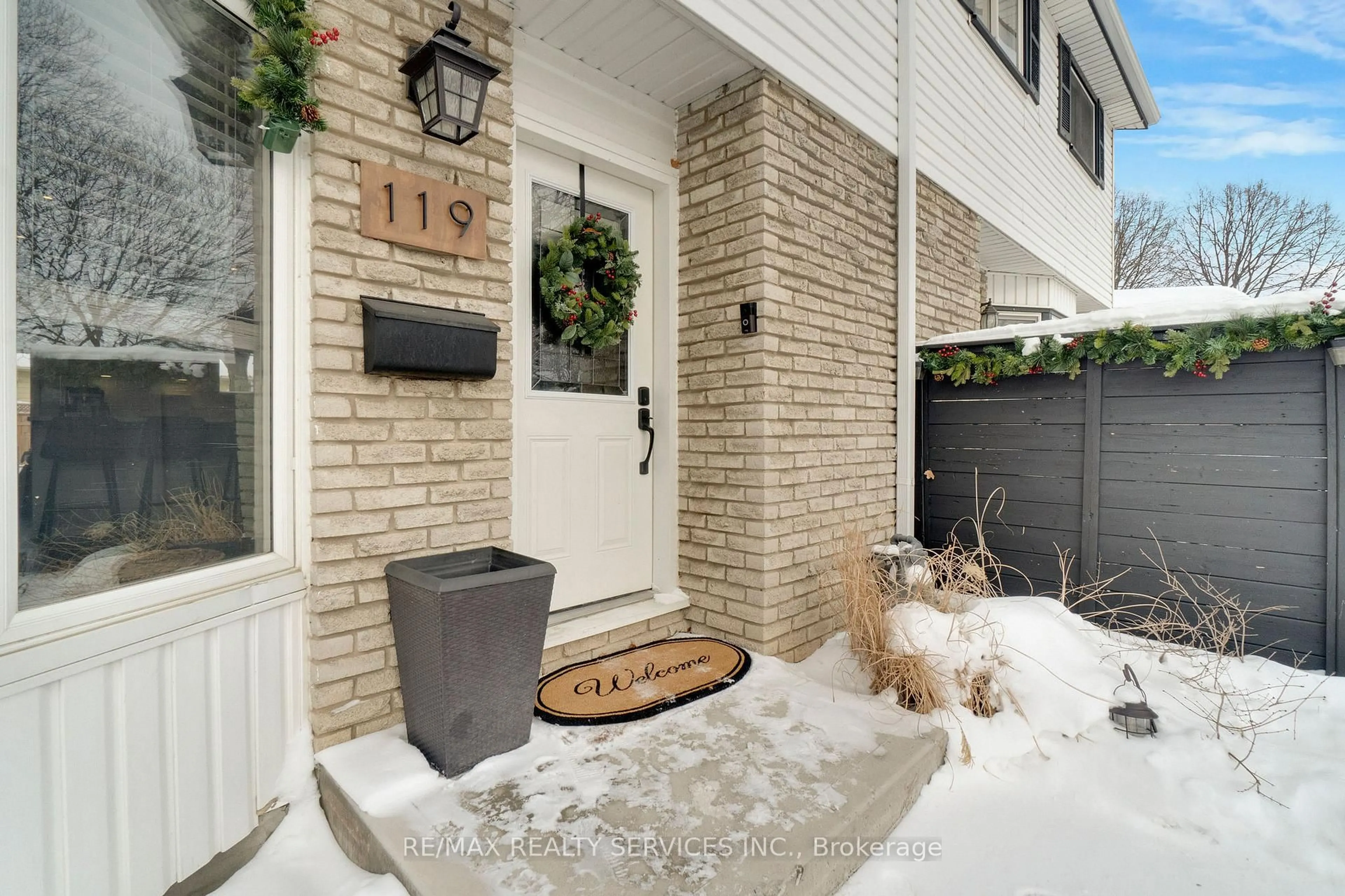 Indoor entryway for 119 Dorothy St, St. Catharines Ontario L2N 6Z6