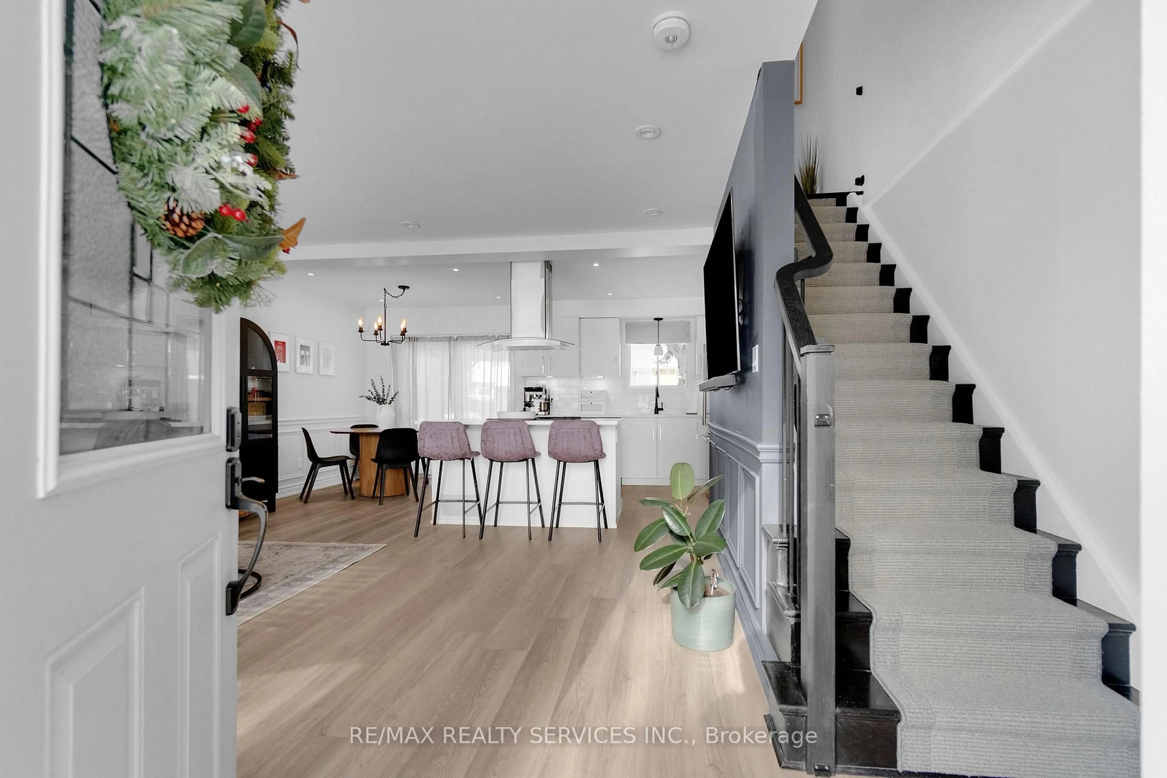 Indoor entryway for 119 Dorothy St, St. Catharines Ontario L2N 6Z6