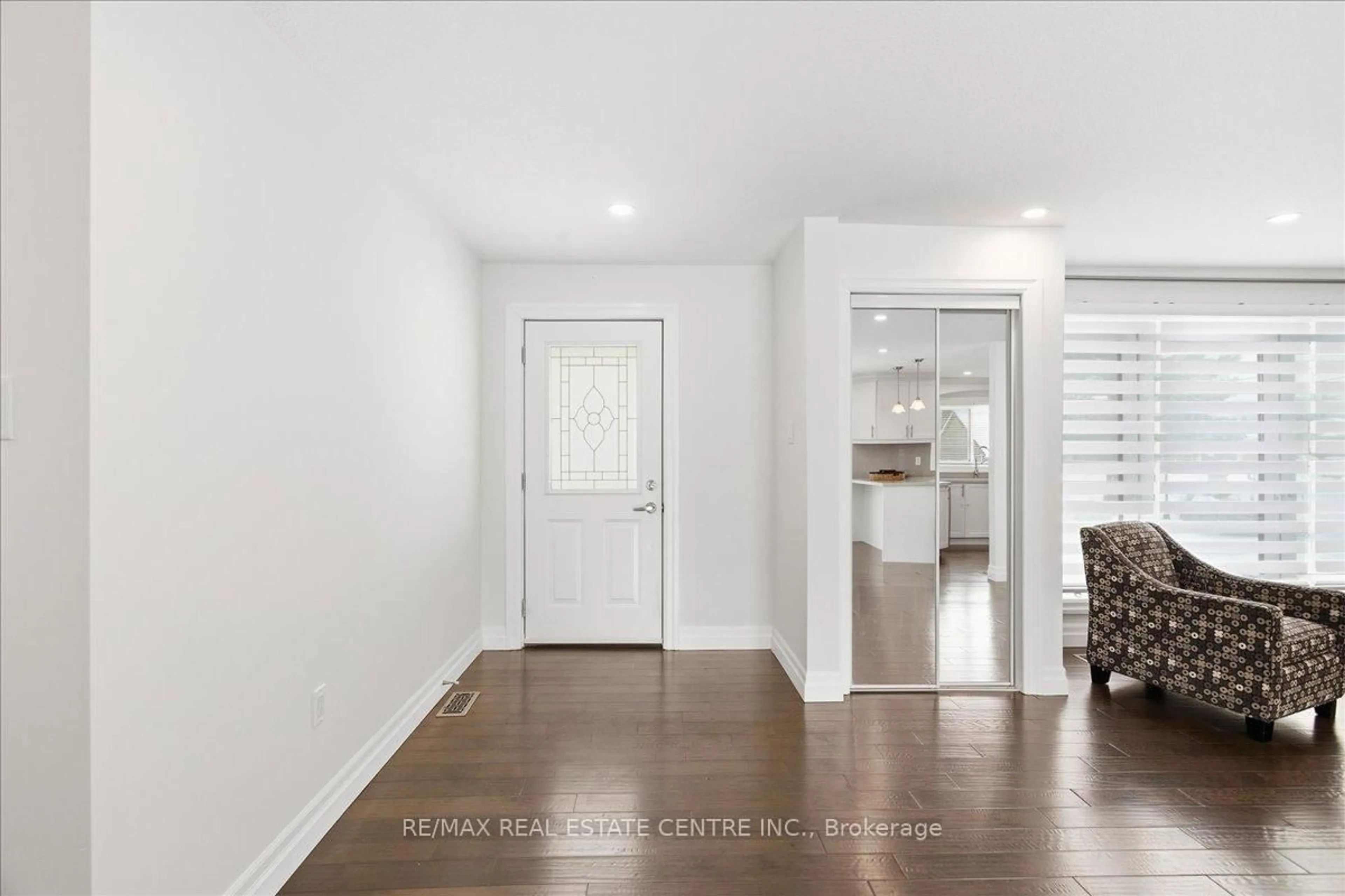 Indoor entryway for 431 Second Rd, Hamilton Ontario L8J 2X9