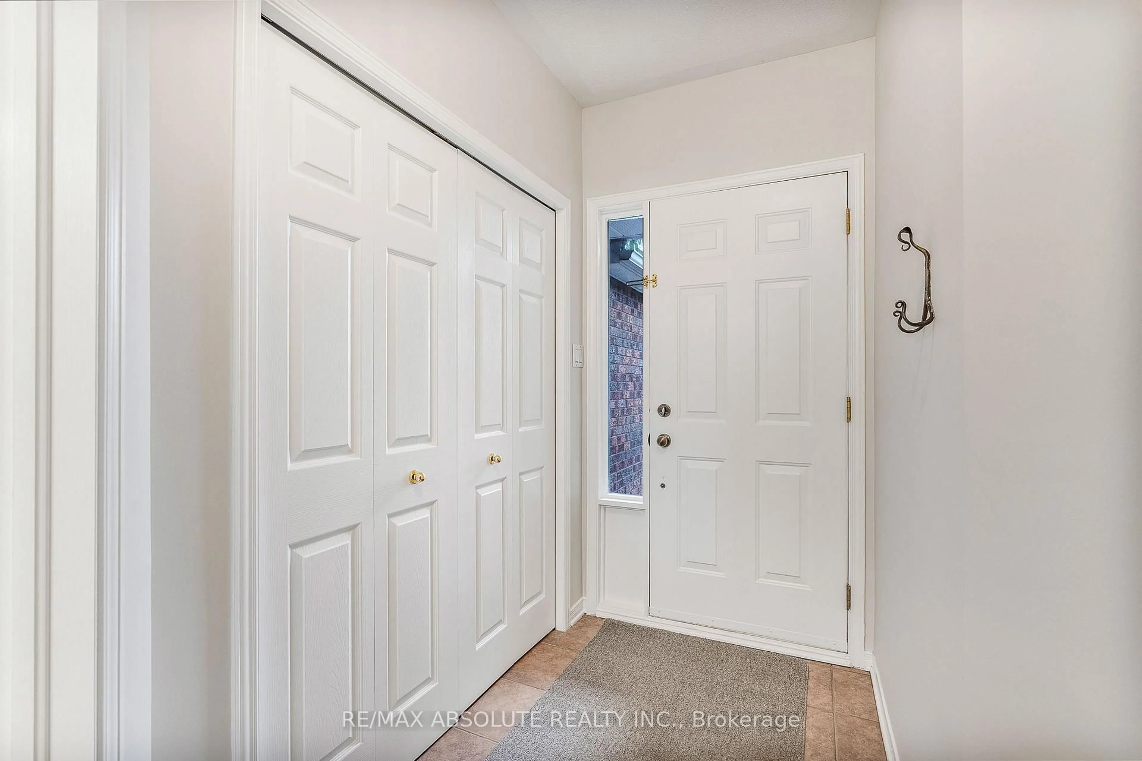 Indoor entryway for 11 Foxden Pl, Ottawa Ontario K1G 6A5