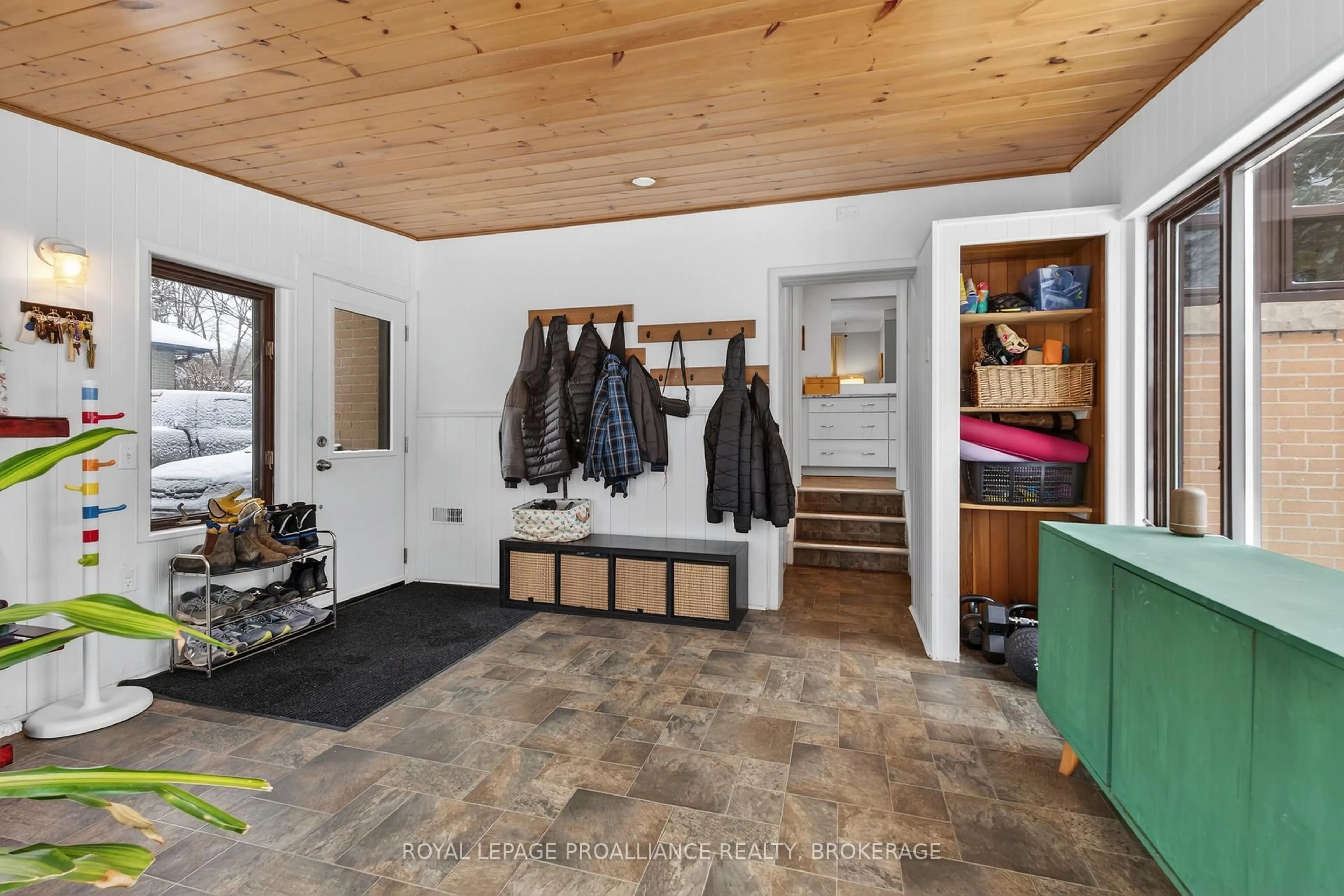 Indoor entryway for 1746 Marian Cres, Kingston Ontario K7L 4V3