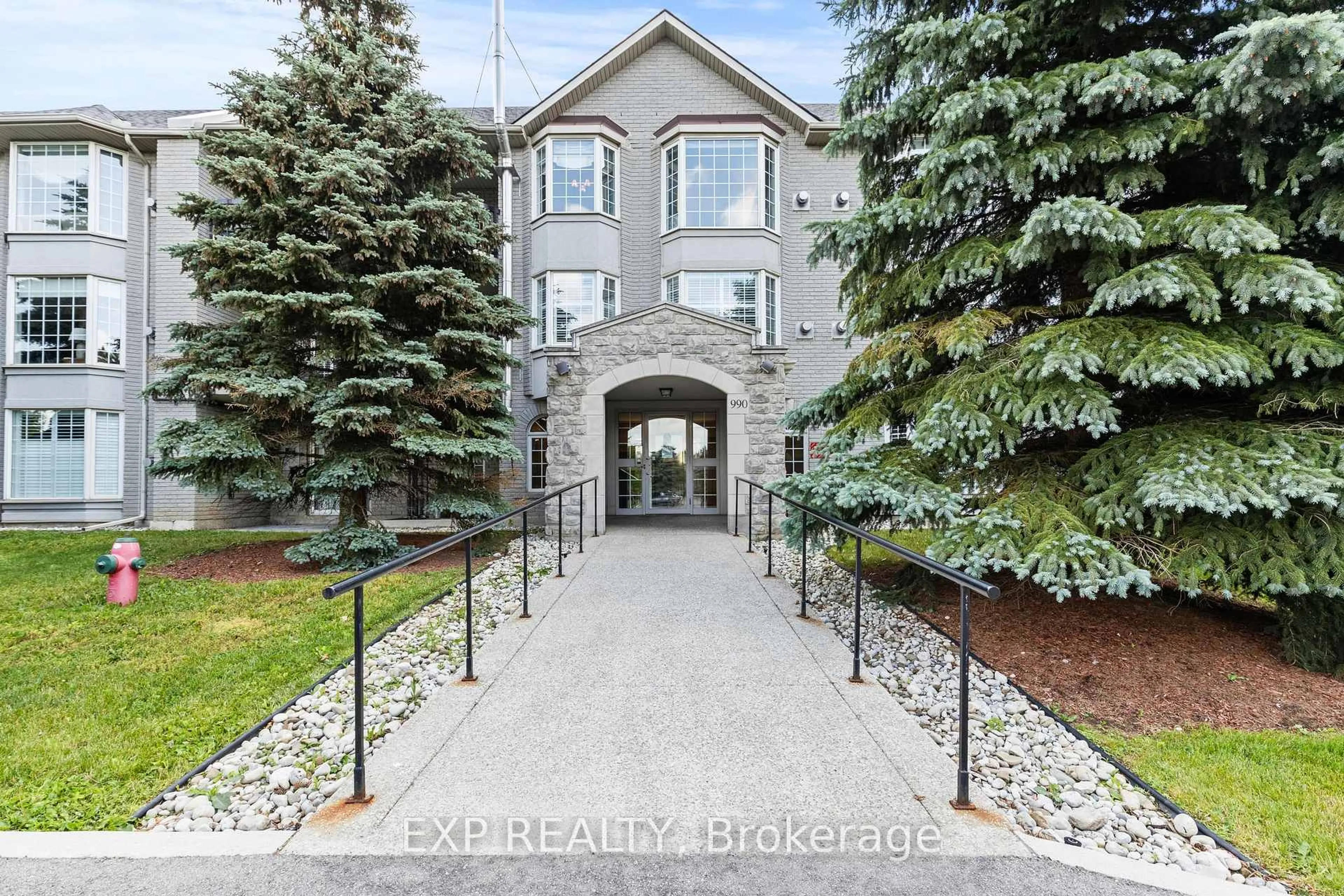 Indoor entryway for 990 Golf Links Rd #301, Hamilton Ontario L9K 1J8