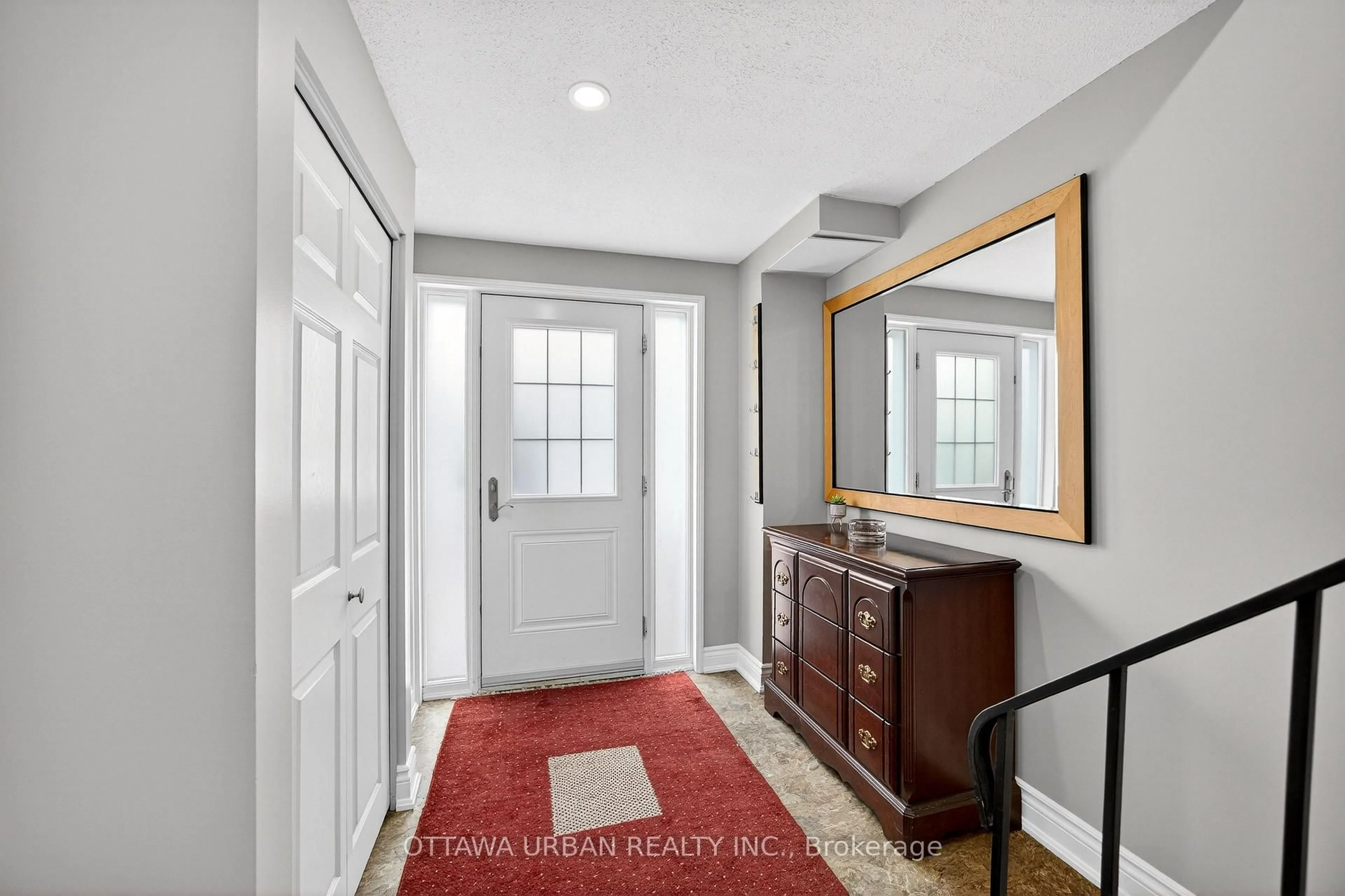 Indoor entryway for 3 Pentry Lane, Ottawa Ontario K1S 0X1