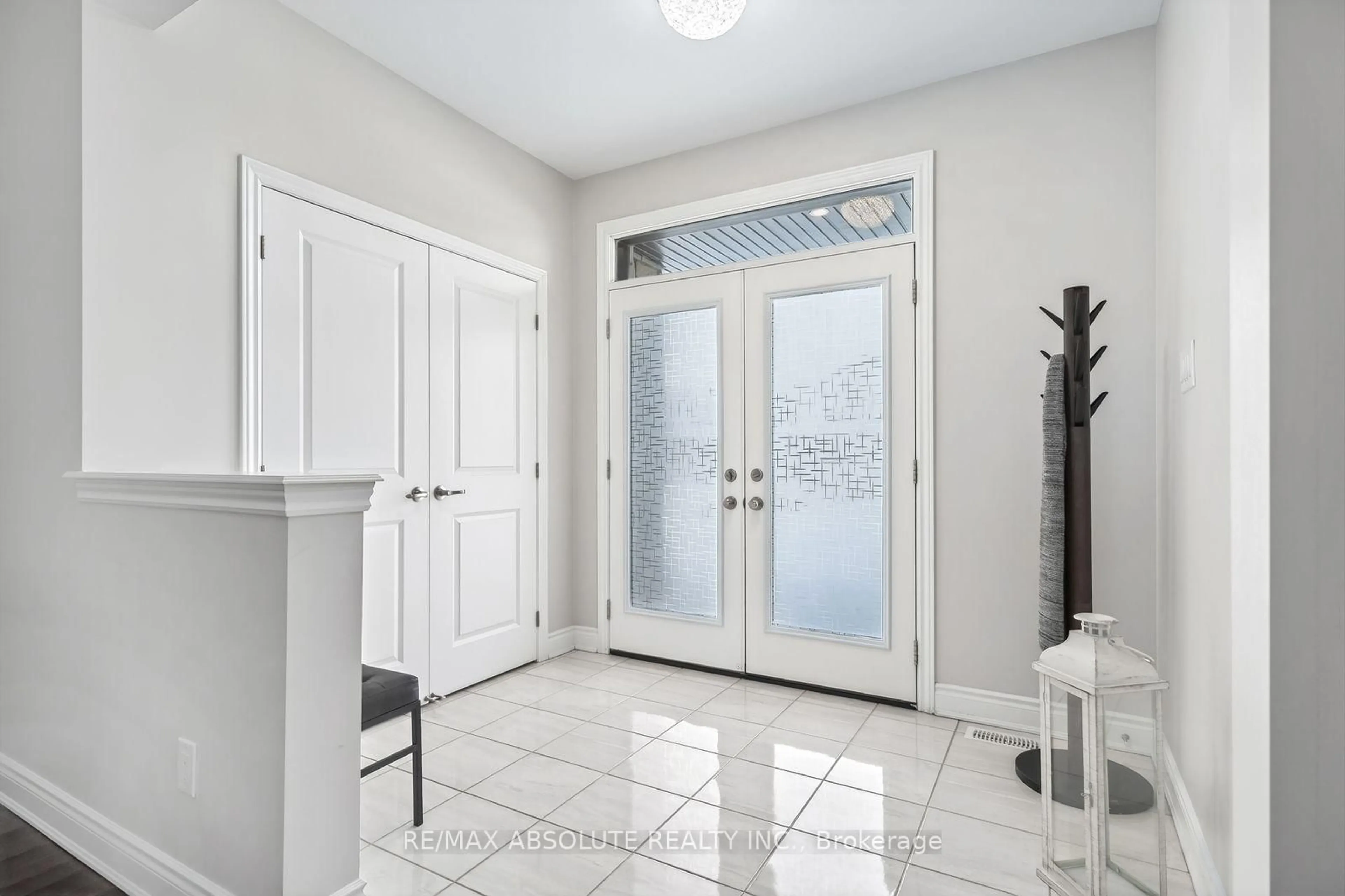 Indoor entryway for 1008 Manege St, Ottawa Ontario K2S 0Y7