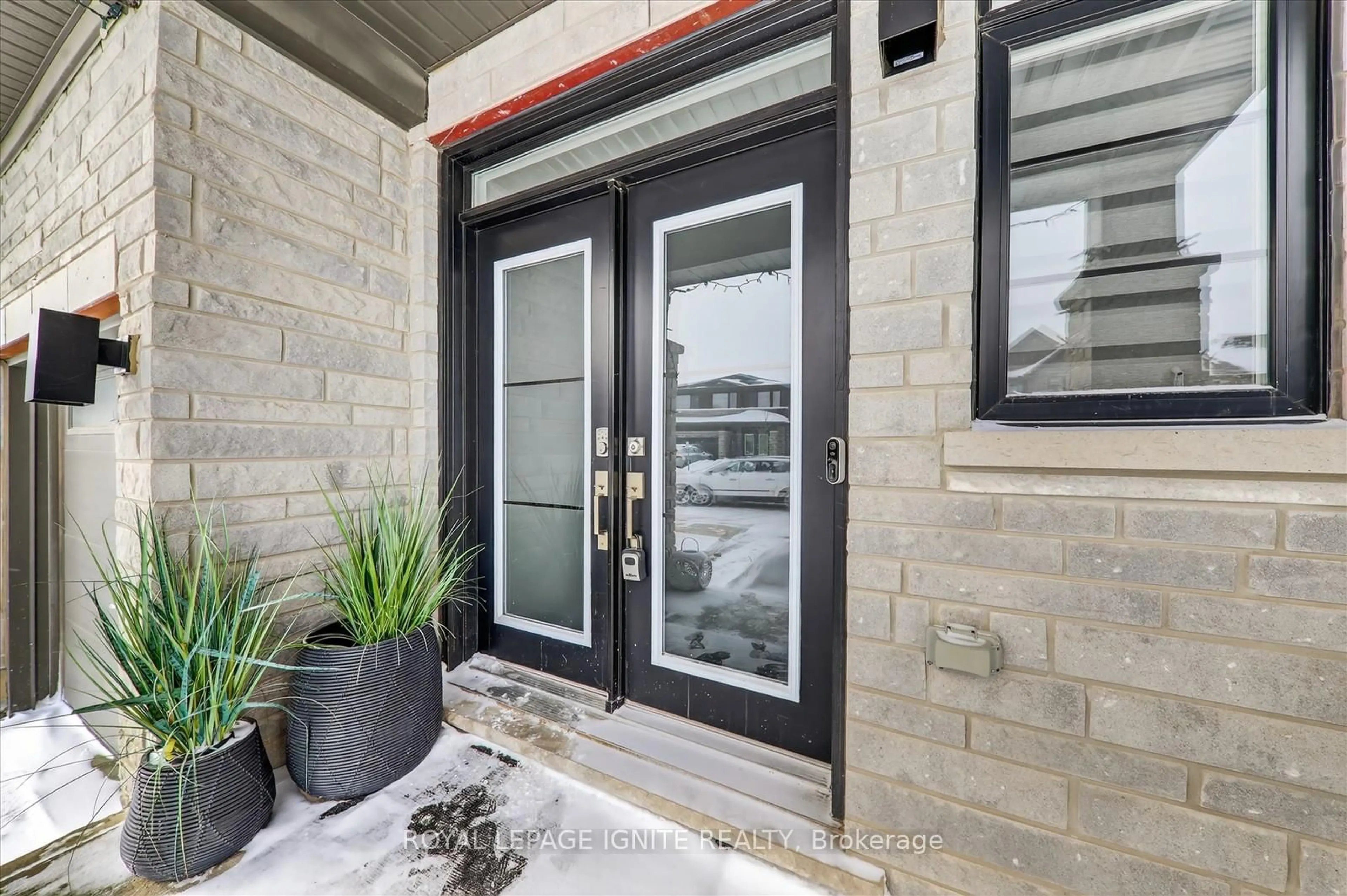 Indoor entryway for 94 Cooke Ave, Brantford Ontario N3T 0T3