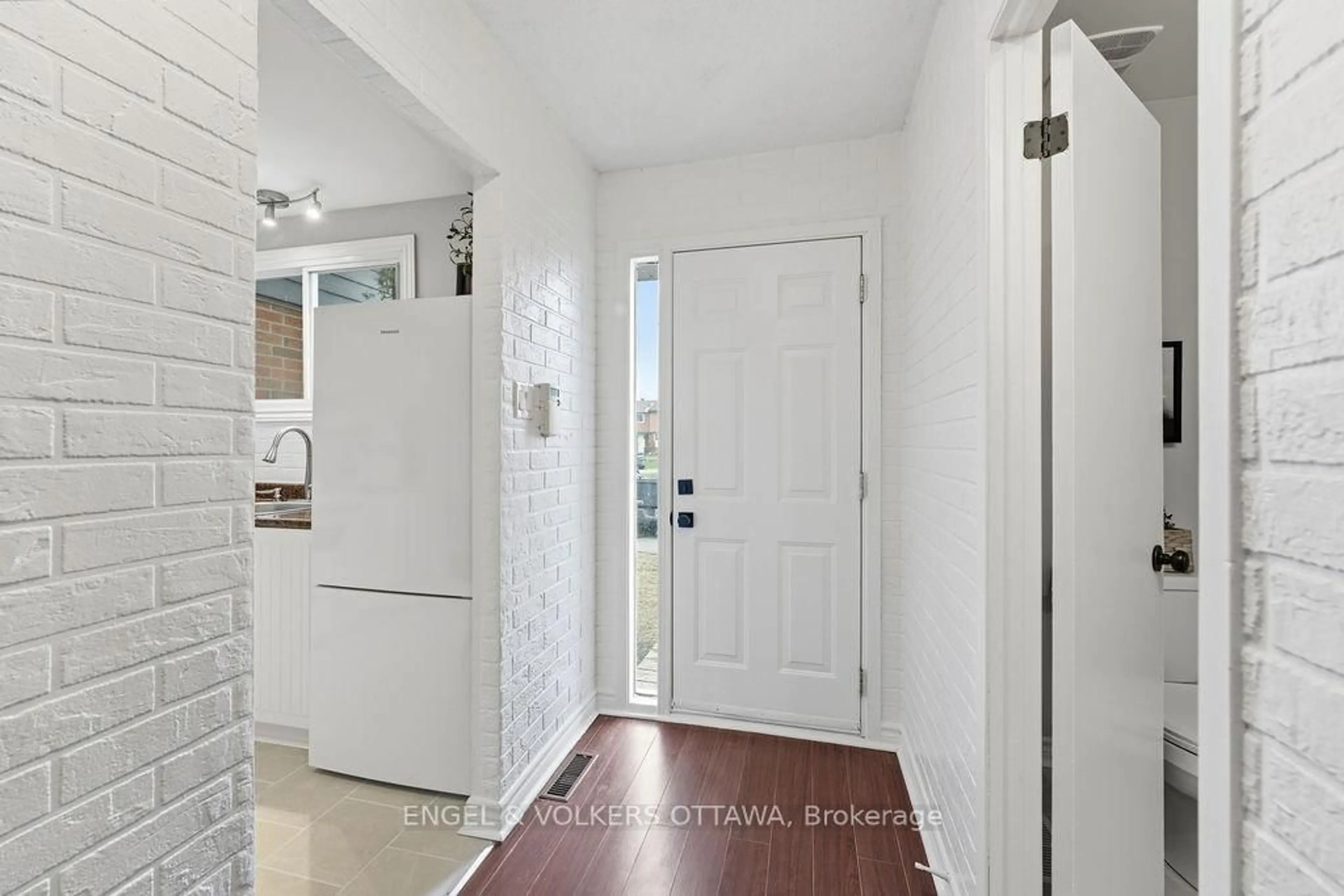 Indoor entryway for 3 GLENCOE St, Ottawa Ontario K2H 8S5