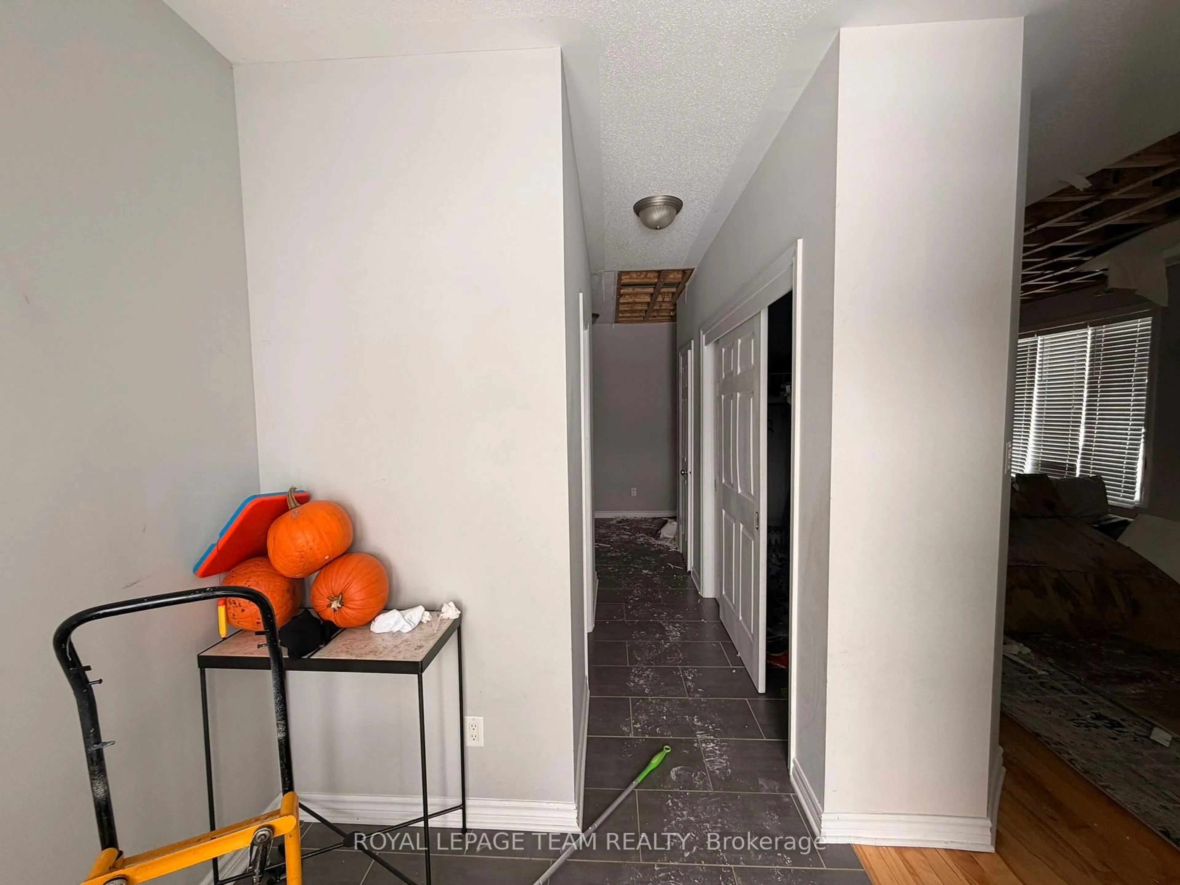 Indoor entryway for 300 Fairlakes Way, Ottawa Ontario K4A 0K7