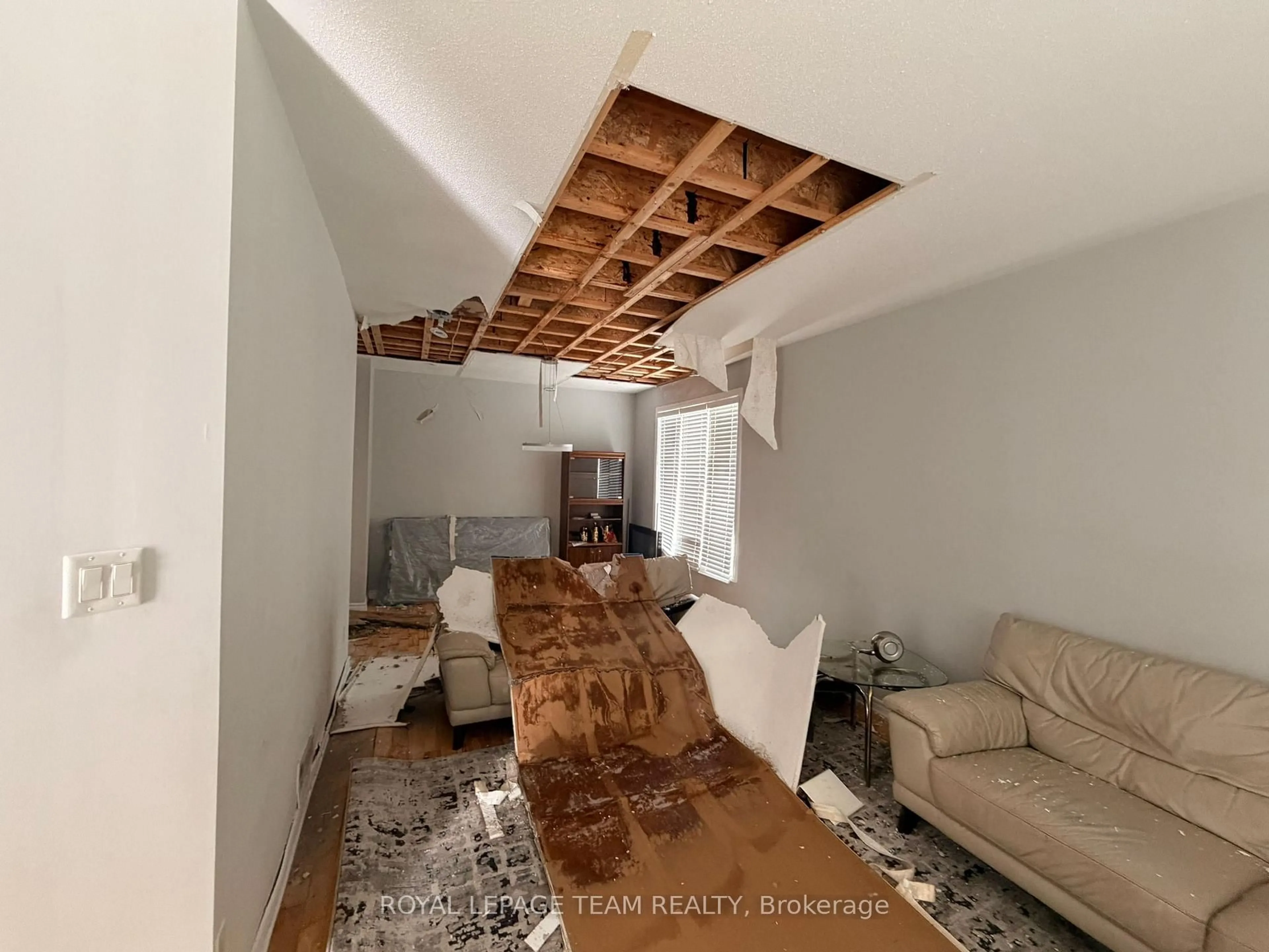 A pic of a room for 300 Fairlakes Way, Ottawa Ontario K4A 0K7