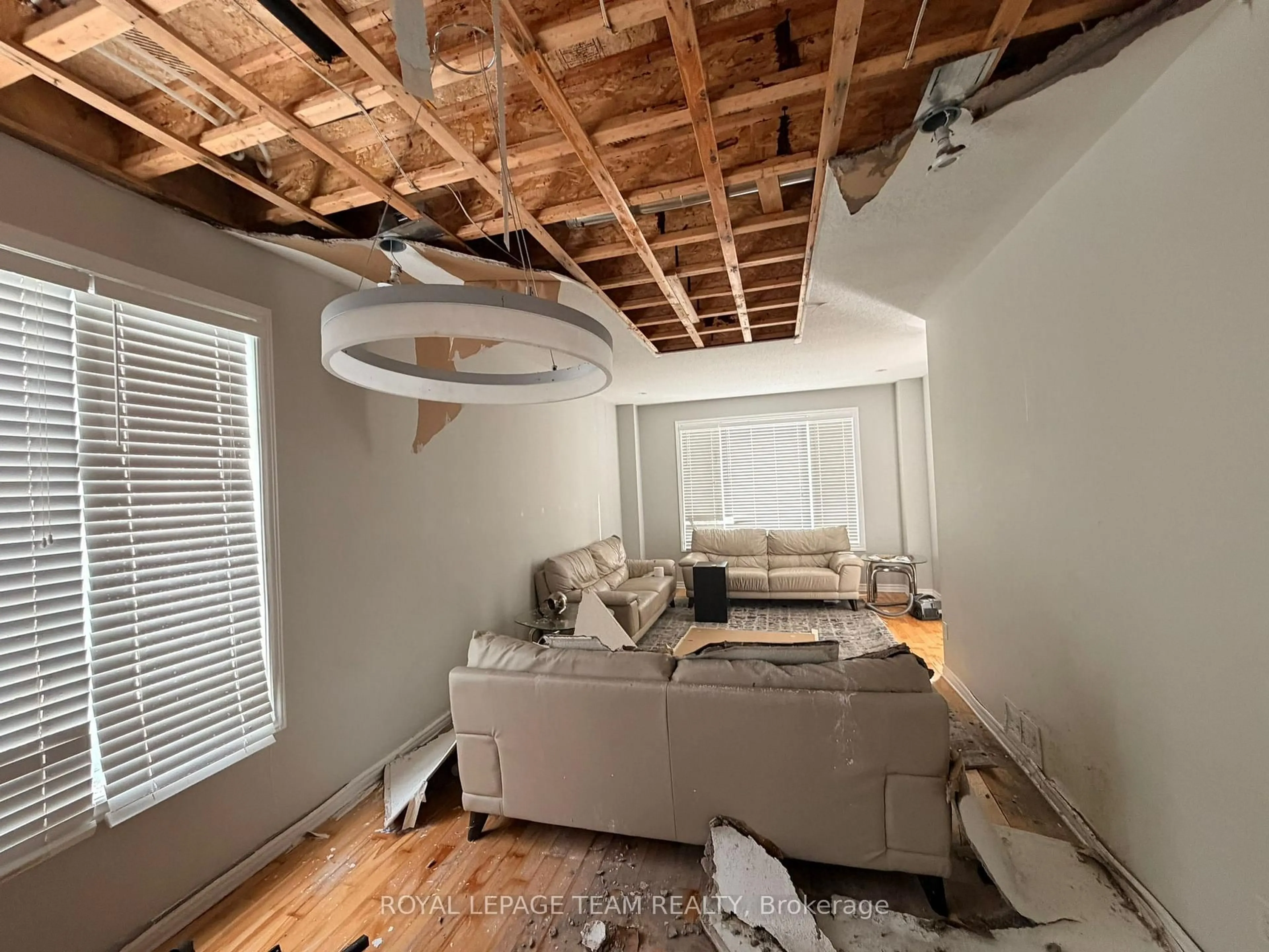 A pic of a room for 300 Fairlakes Way, Ottawa Ontario K4A 0K7