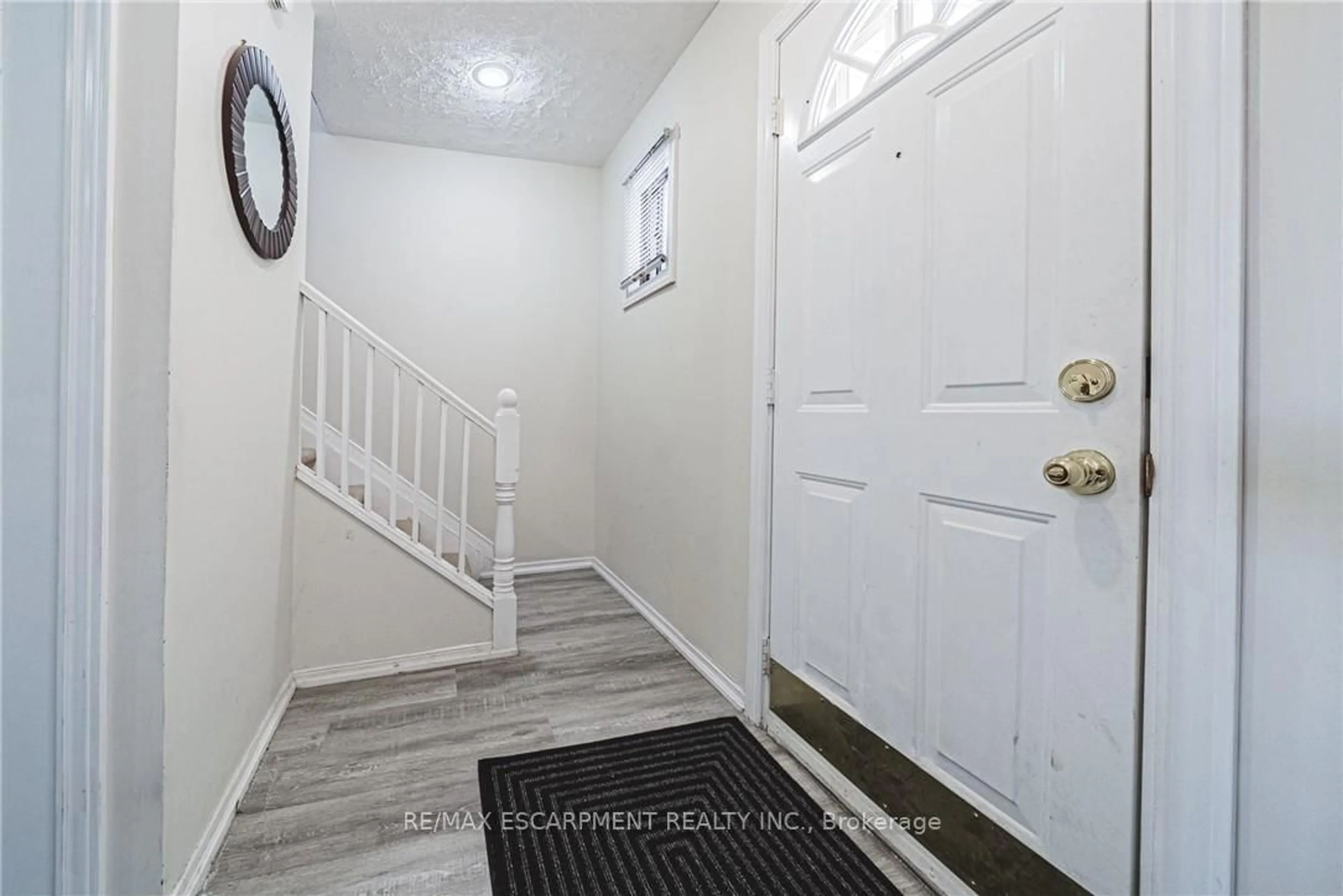 Indoor entryway for 143 FAIRFIELD Ave, Hamilton Ontario L8H 5H3
