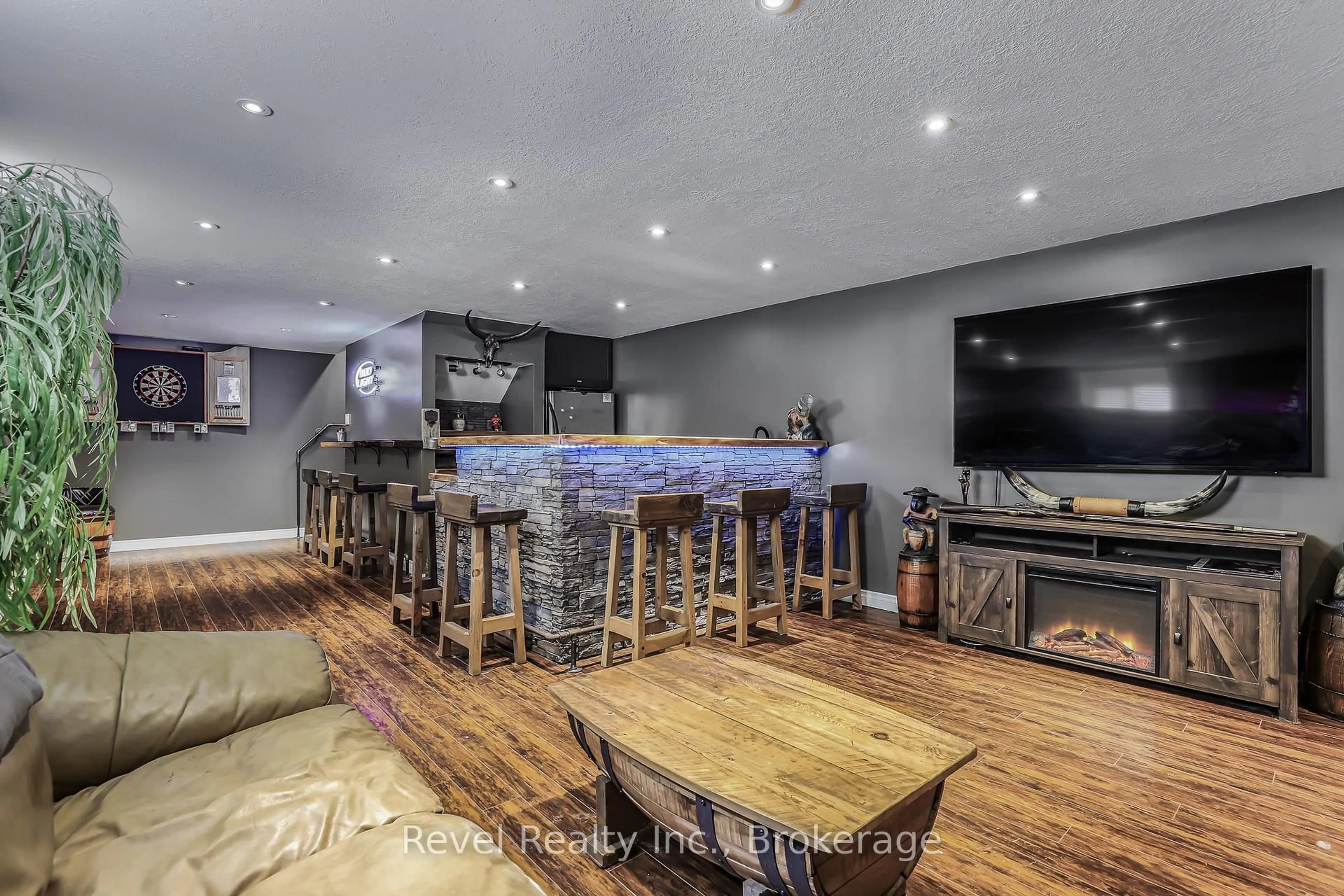 Open concept kitchen, unknown for 786 8th St, Owen Sound Ontario N4K 1L9