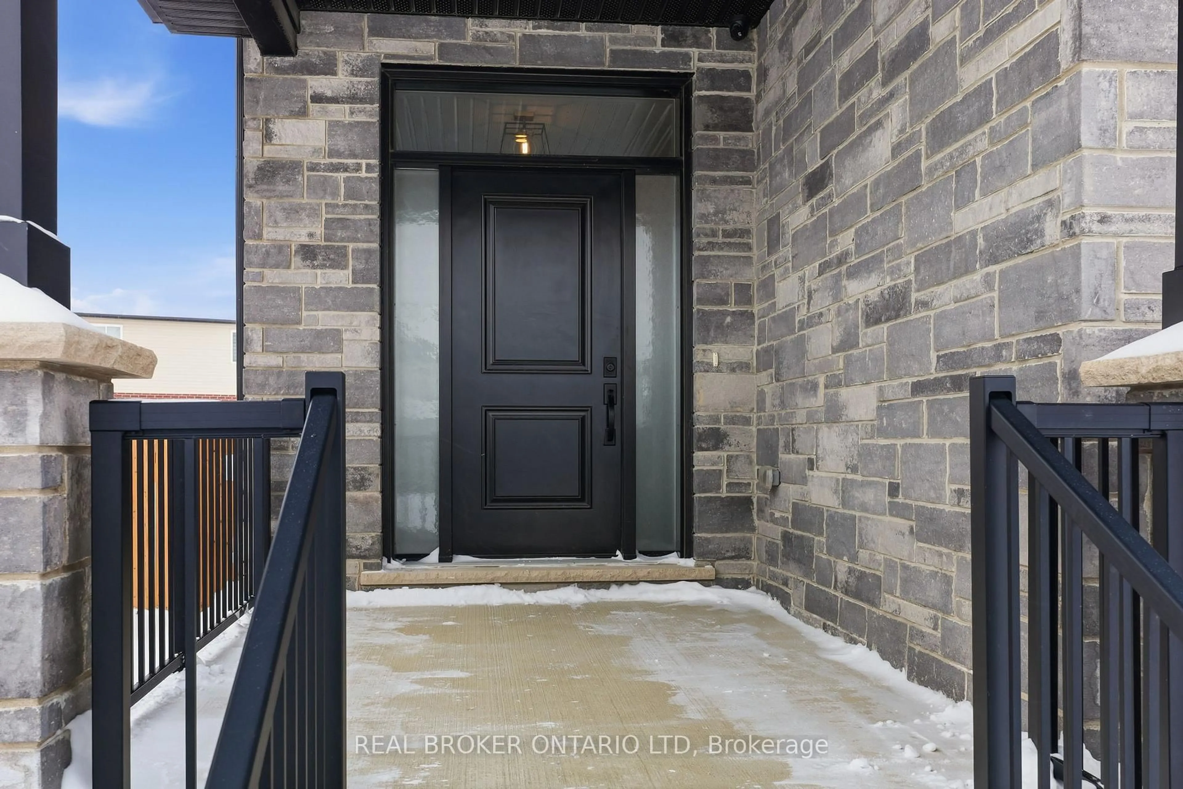 Indoor entryway for 1600 Medway Park Dr, London North Ontario N6G 3W1