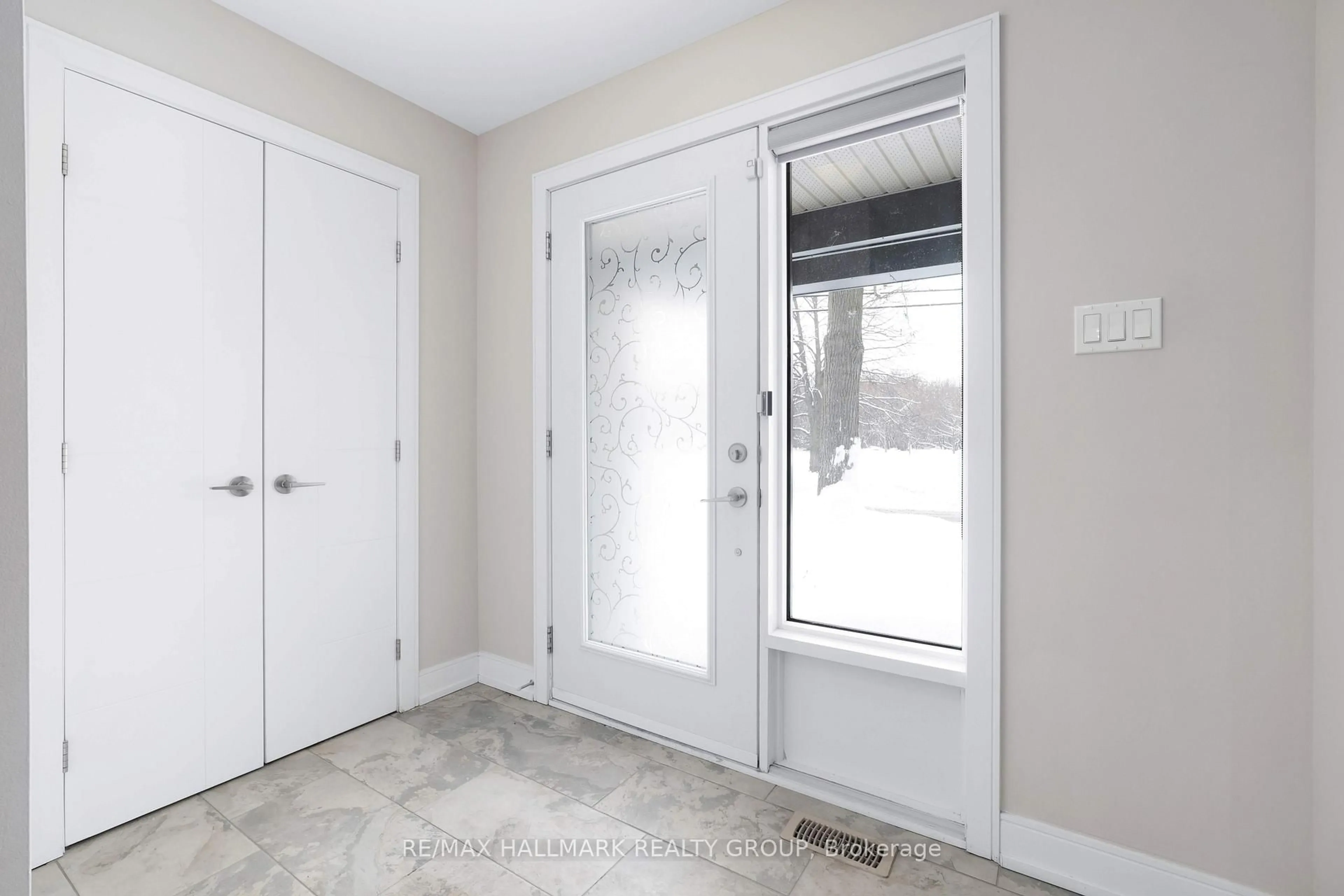 Indoor entryway for 1111 North River Rd, Ottawa Ontario K1K 3W2