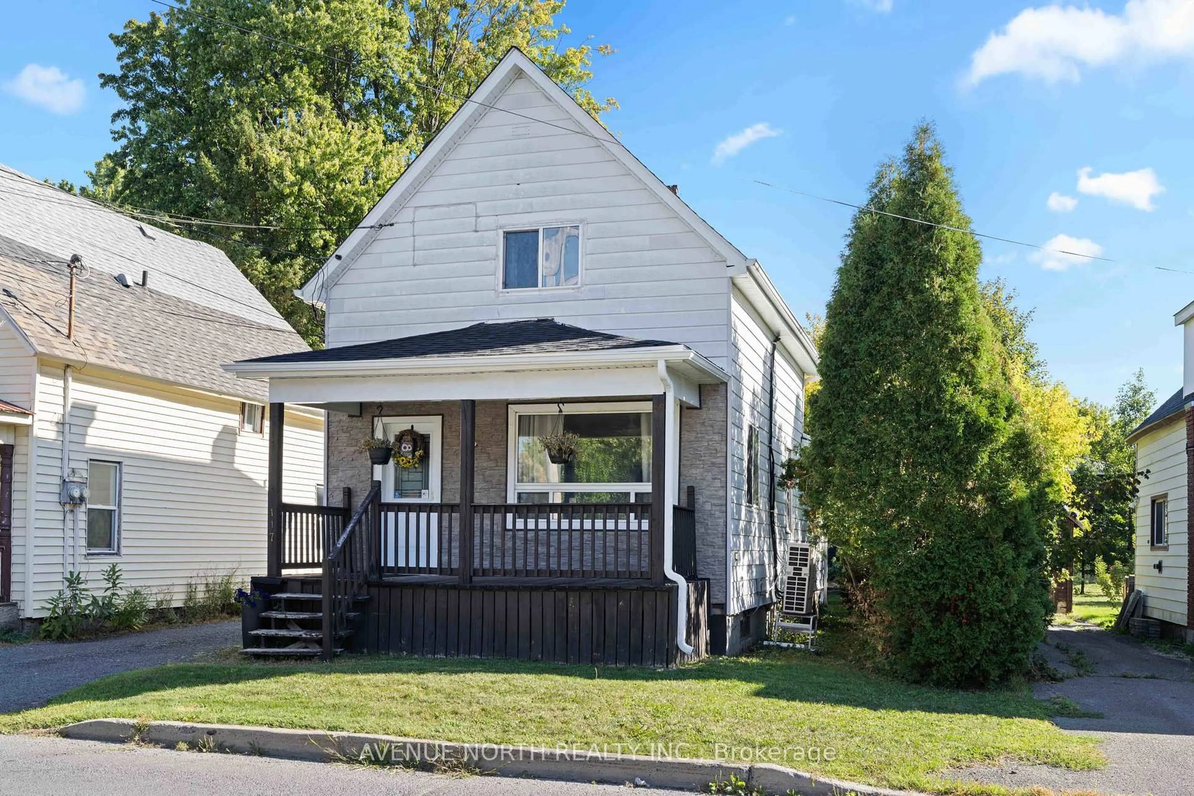 Home with vinyl exterior material, street for 117 Bedford St, Cornwall Ontario K6J 4B8