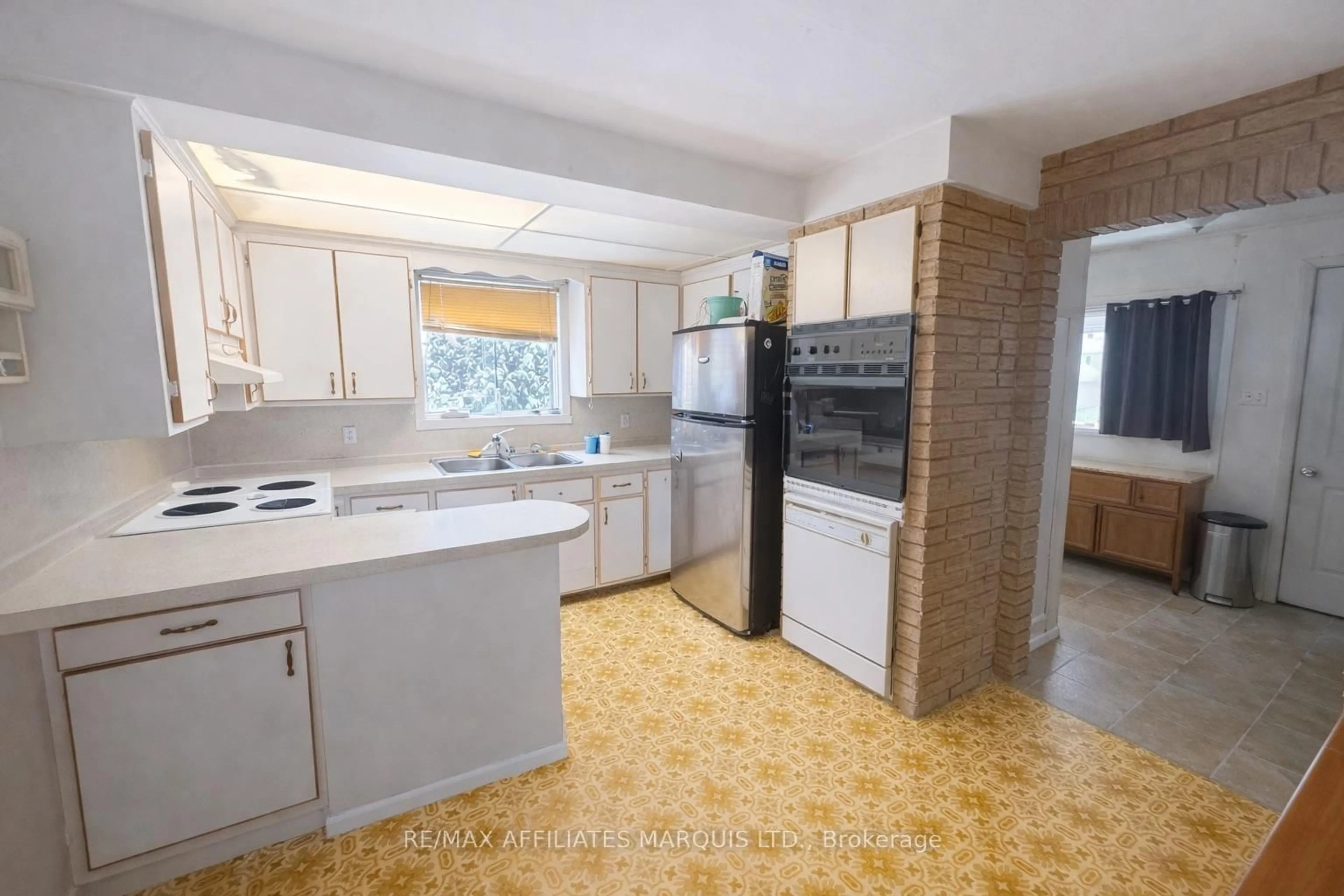 Standard kitchen, ceramic/tile floor for 204-206 Guy St, Cornwall Ontario K6H 4T9