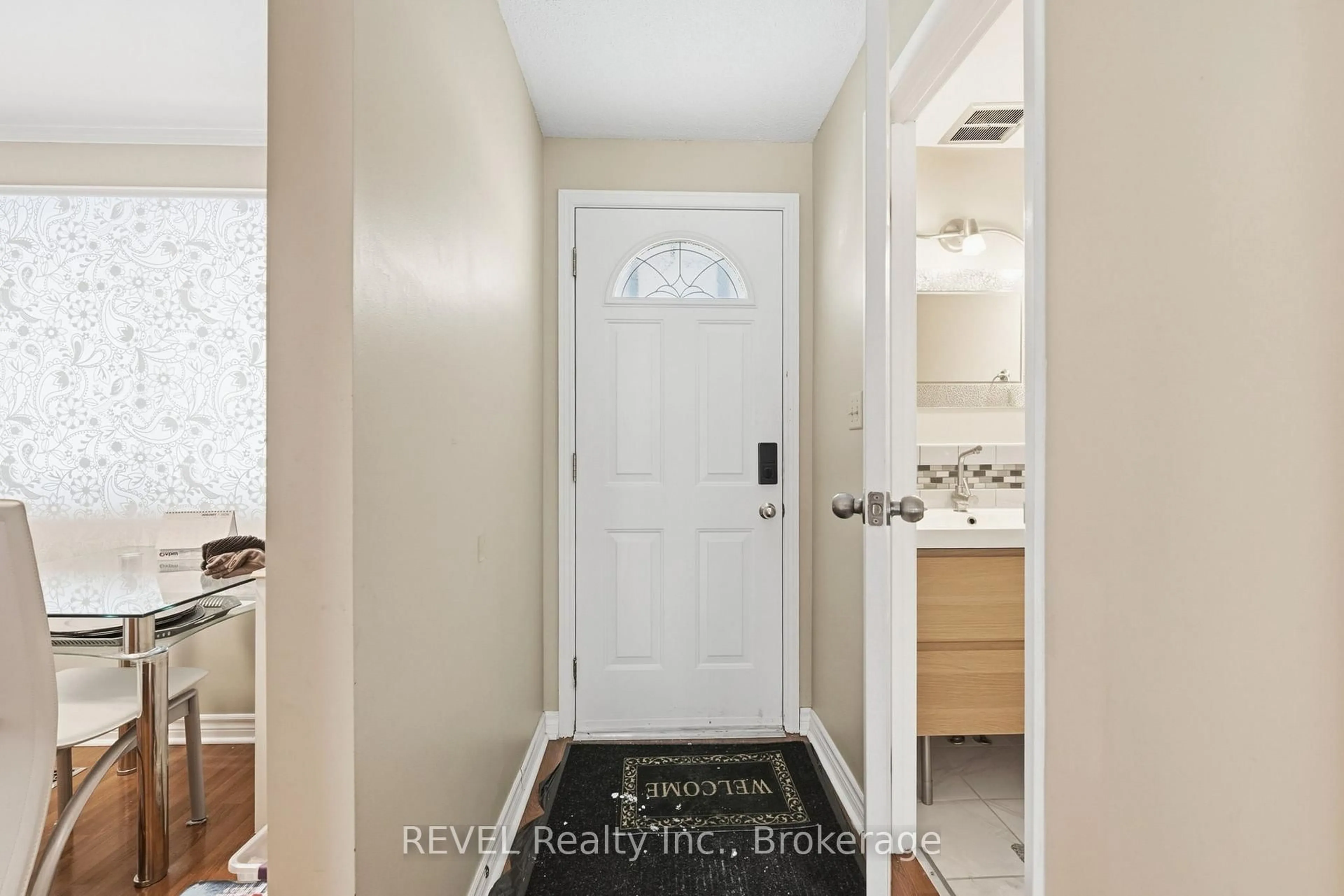 Indoor entryway for 6767 Thorold Stone Rd #69, Niagara Falls Ontario L2J 3W9