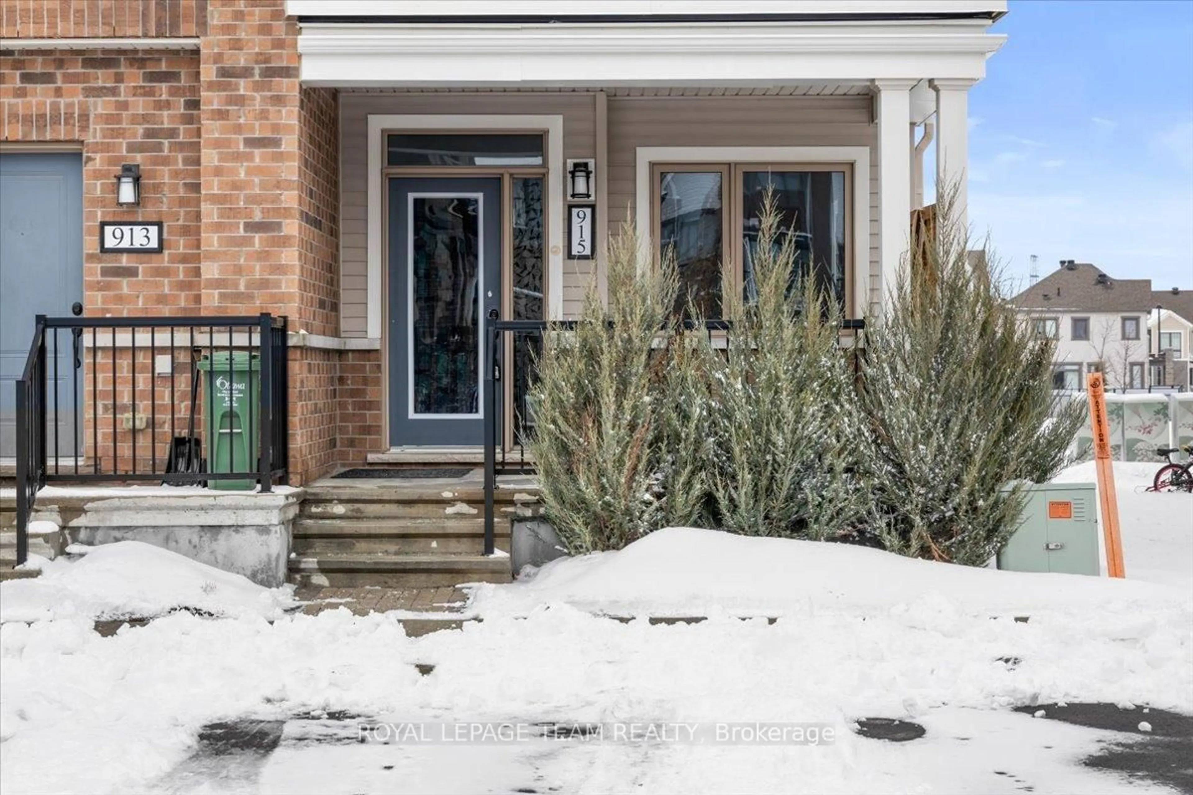 Indoor entryway for 915 Nautilus Private, Ottawa Ontario K2V 0S3