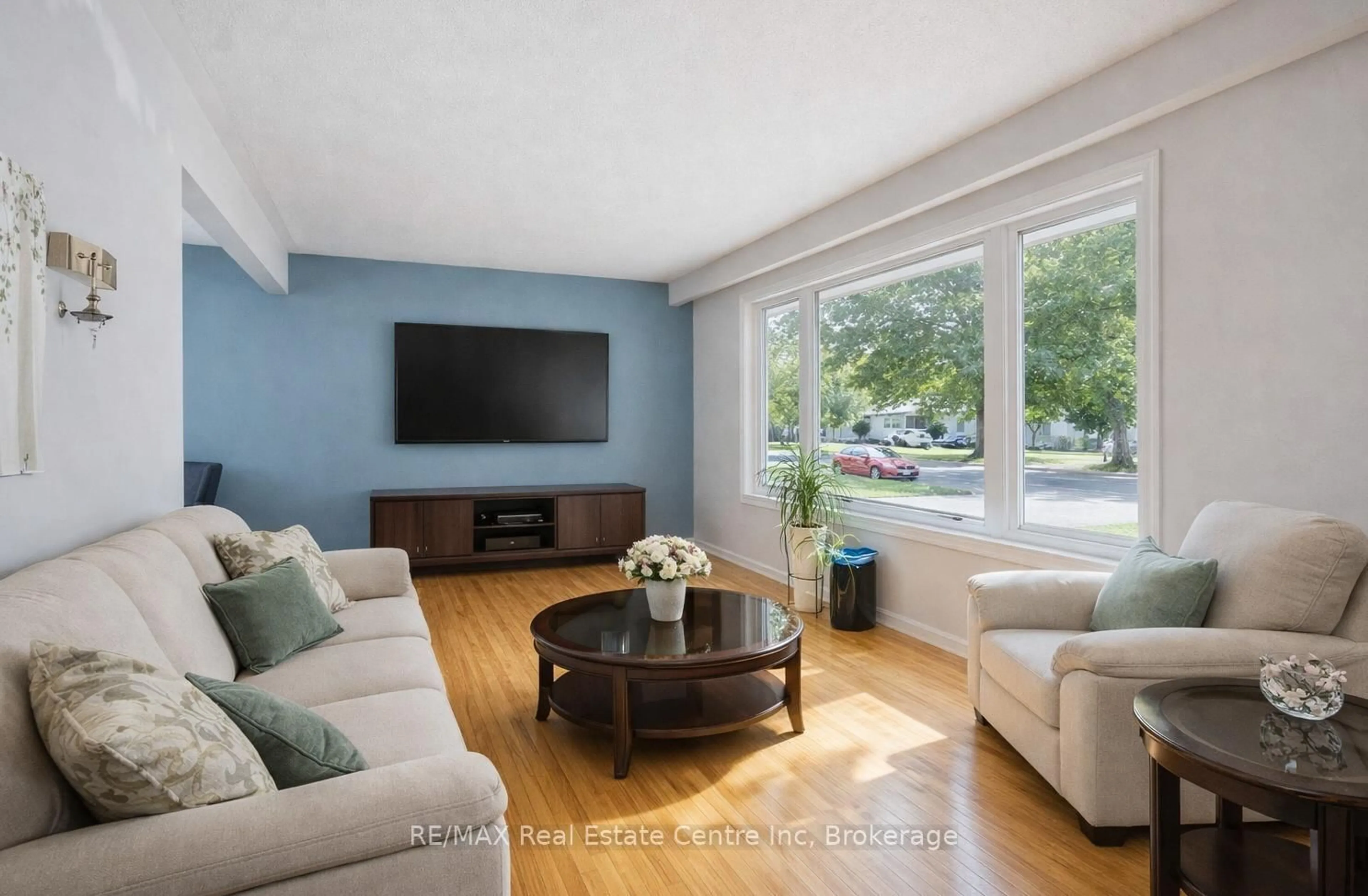 Living room with furniture, wood/laminate floor for 33 Hastings Blvd, Guelph Ontario N1E 4G3