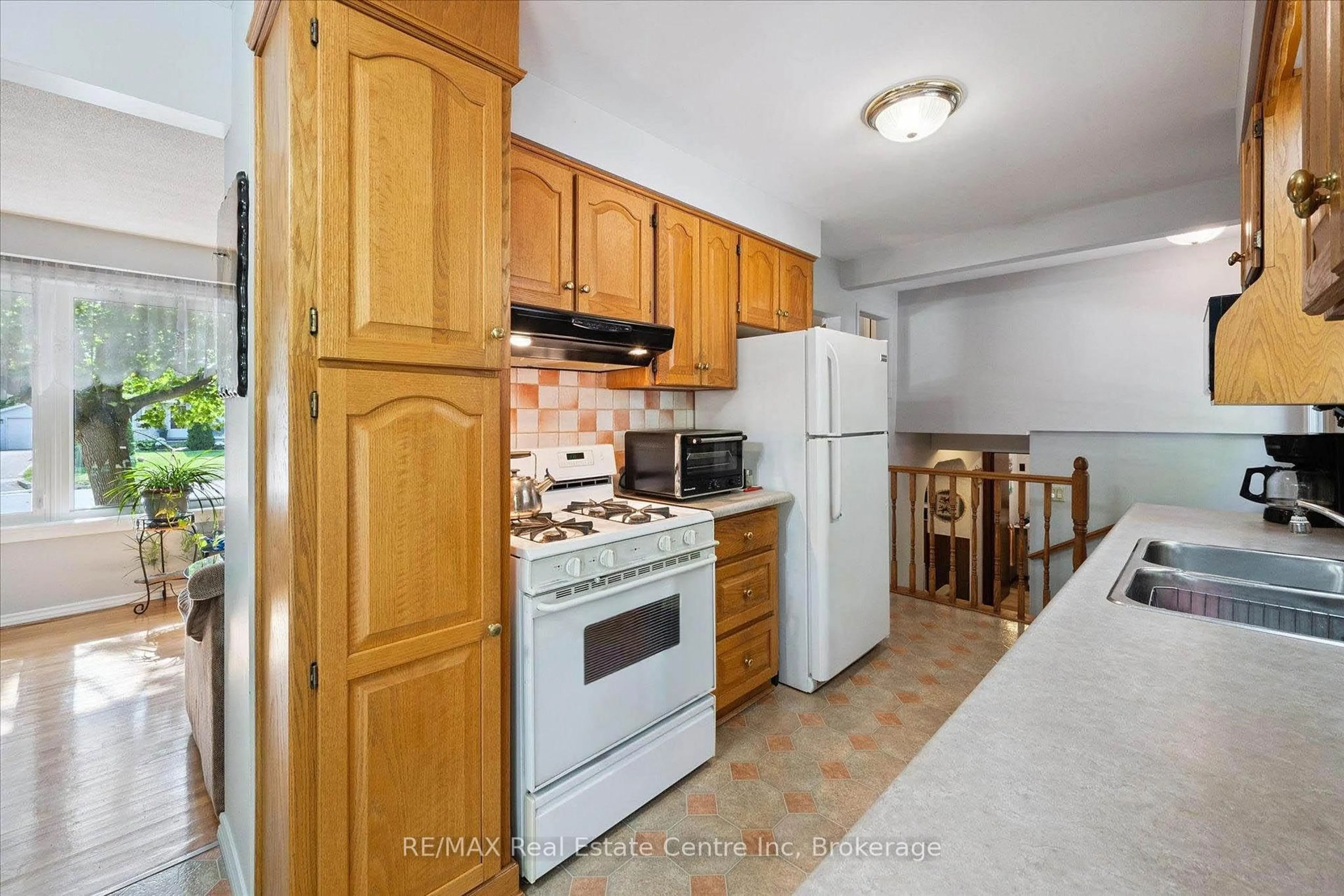 Standard kitchen, unknown for 33 Hastings Blvd, Guelph Ontario N1E 4G3