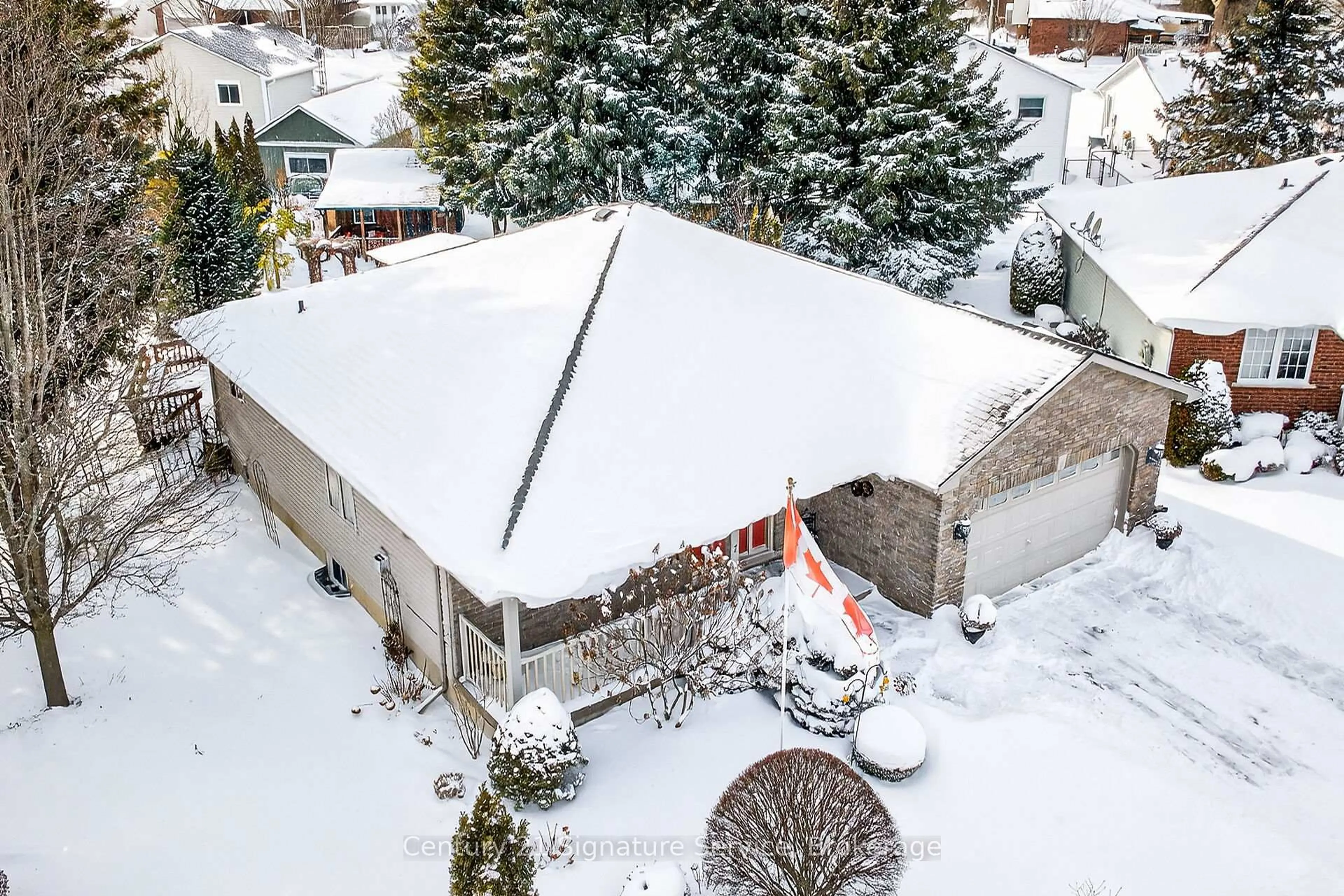 A pic from outside/outdoor area/front of a property/back of a property/a pic from drone, unknown for 7 Schneider Dr, Norfolk Ontario N0A 1N4