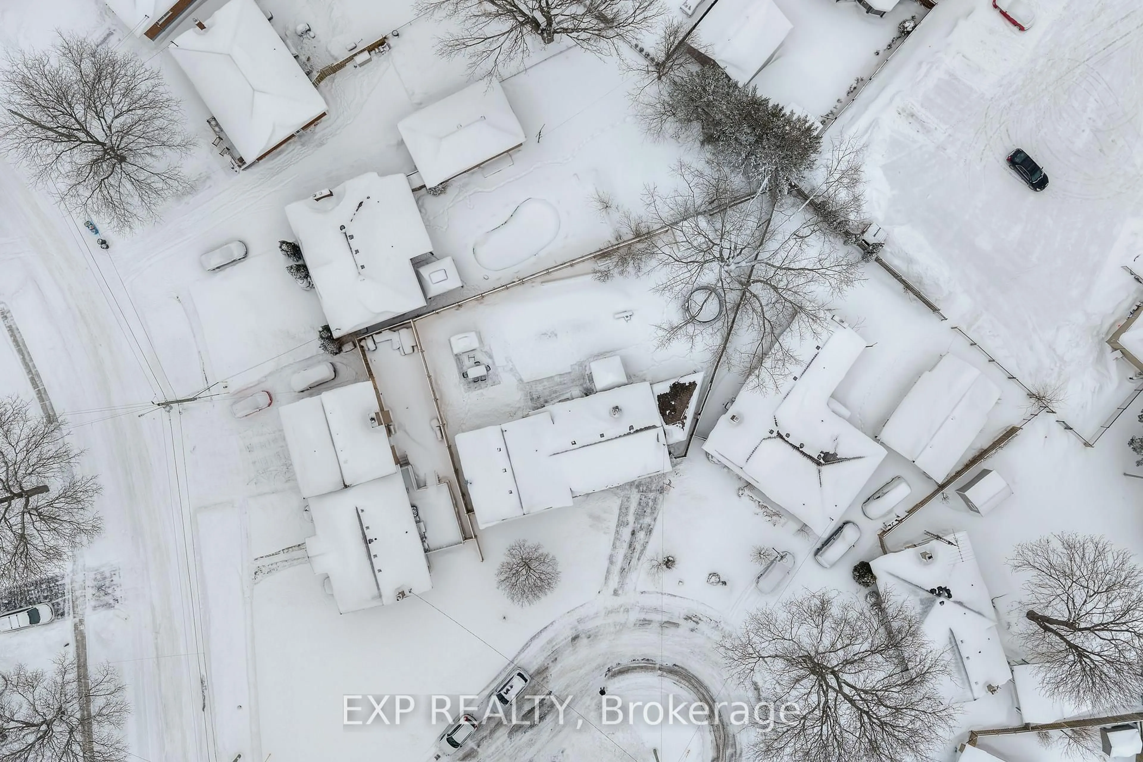 A pic from outside/outdoor area/front of a property/back of a property/a pic from drone, street for 6970 Concord Cres, Niagara Falls Ontario L2G 5G6