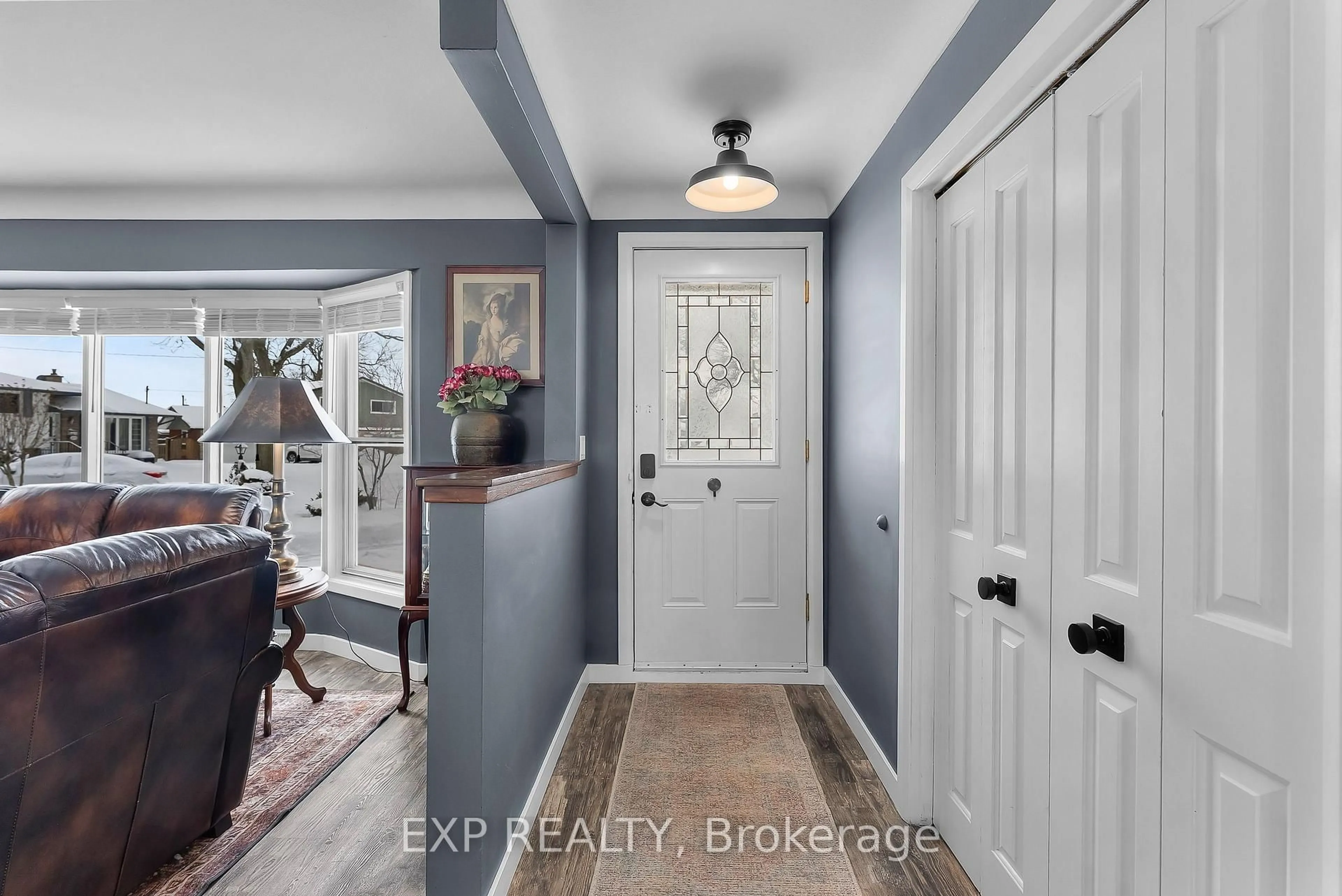 Indoor entryway for 6970 Concord Cres, Niagara Falls Ontario L2G 5G6