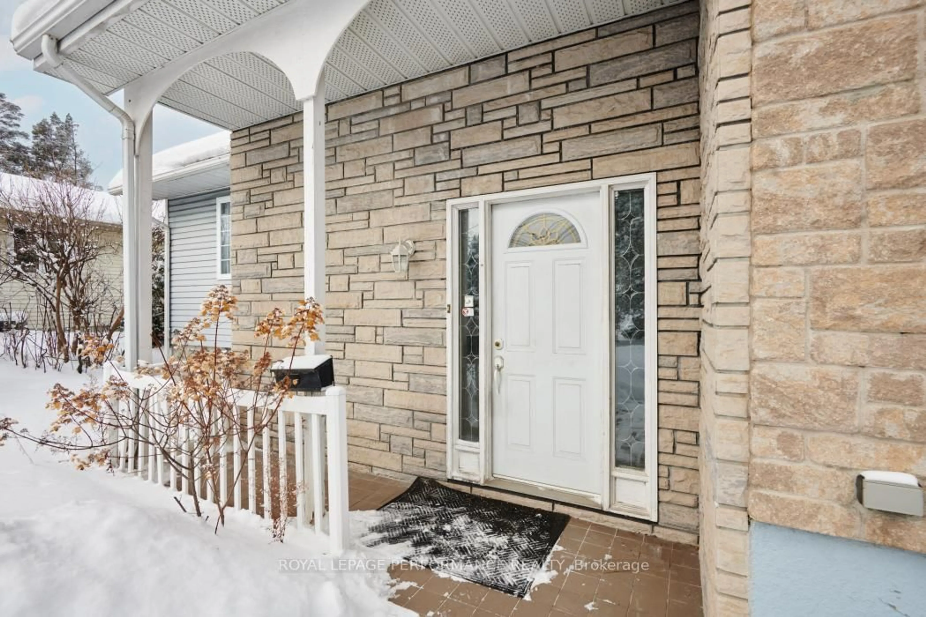 Indoor entryway for 813 Walkley Rd, Ottawa Ontario K1V 6R6