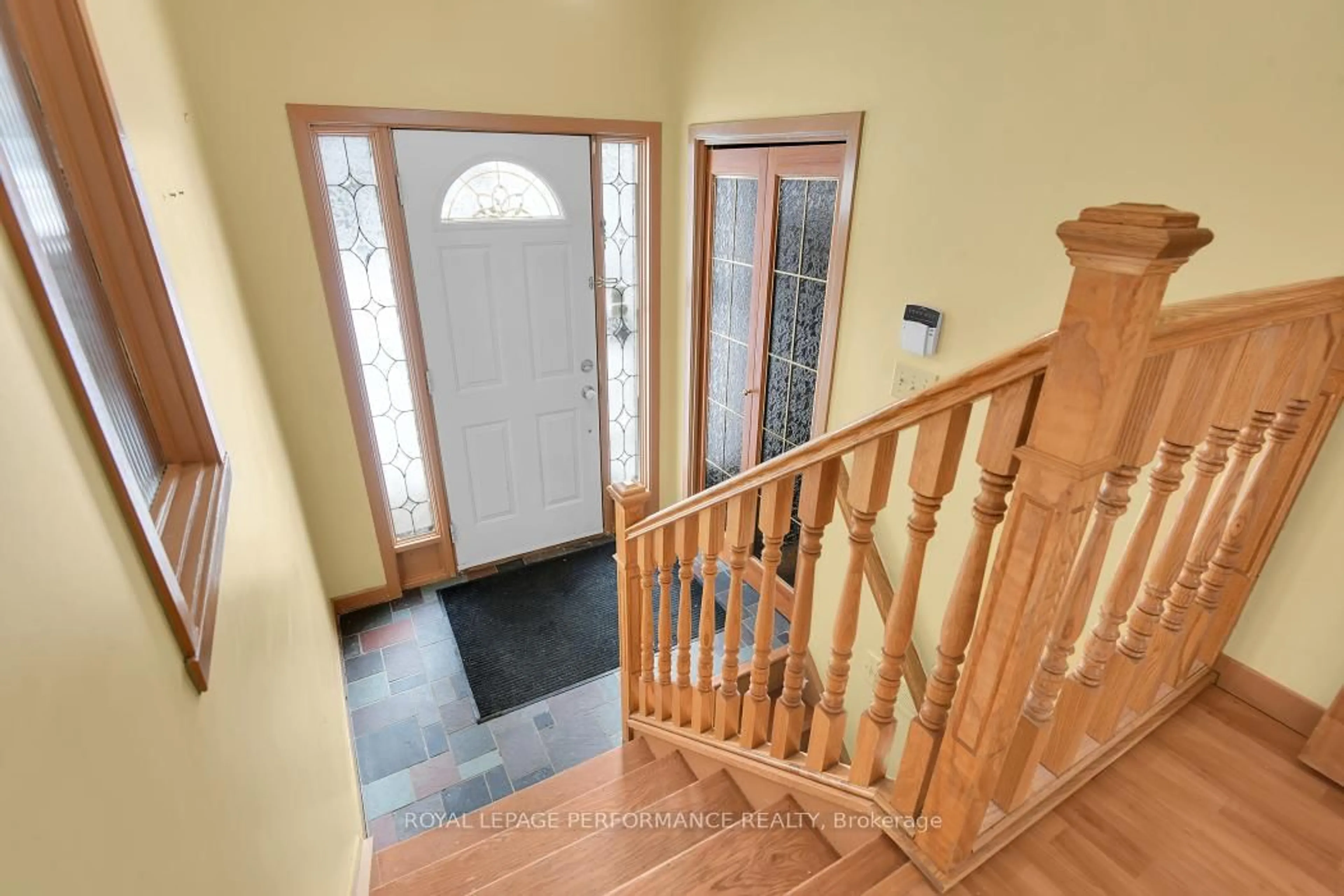 Indoor entryway for 813 Walkley Rd, Ottawa Ontario K1V 6R6