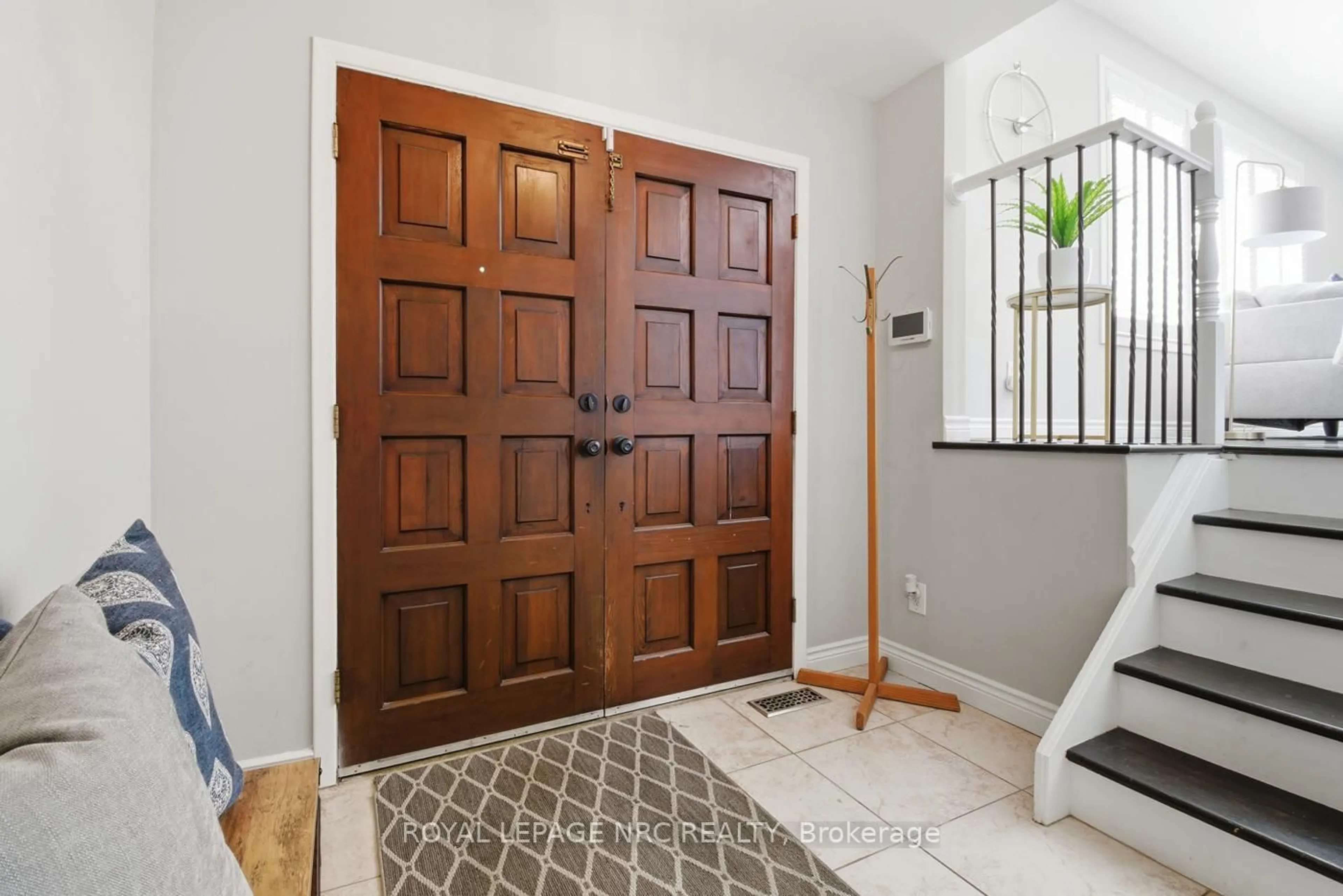 Indoor entryway for 29 Beachview Dr, St. Catharines Ontario L2N 3W4