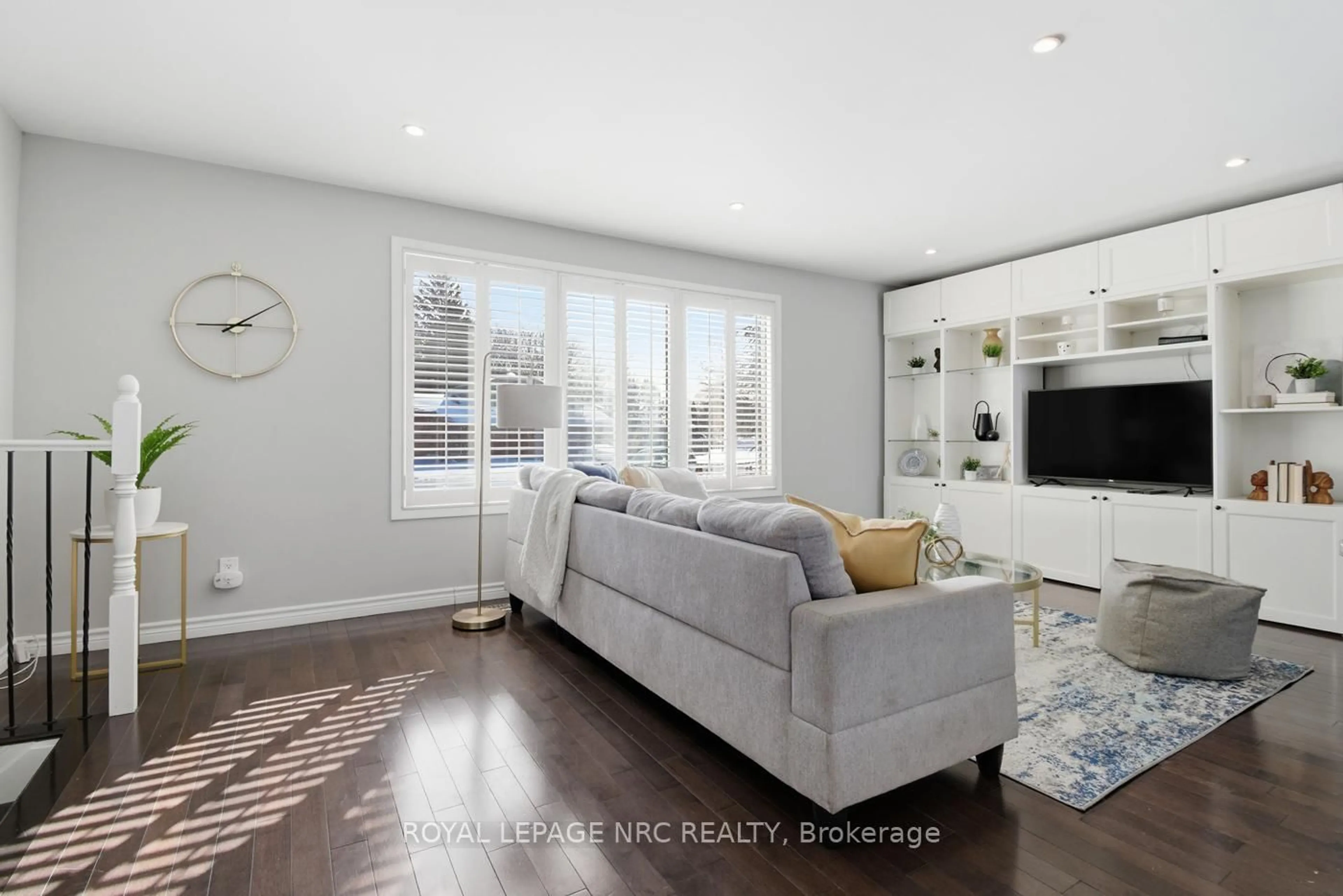 Living room with furniture, unknown for 29 Beachview Dr, St. Catharines Ontario L2N 3W4