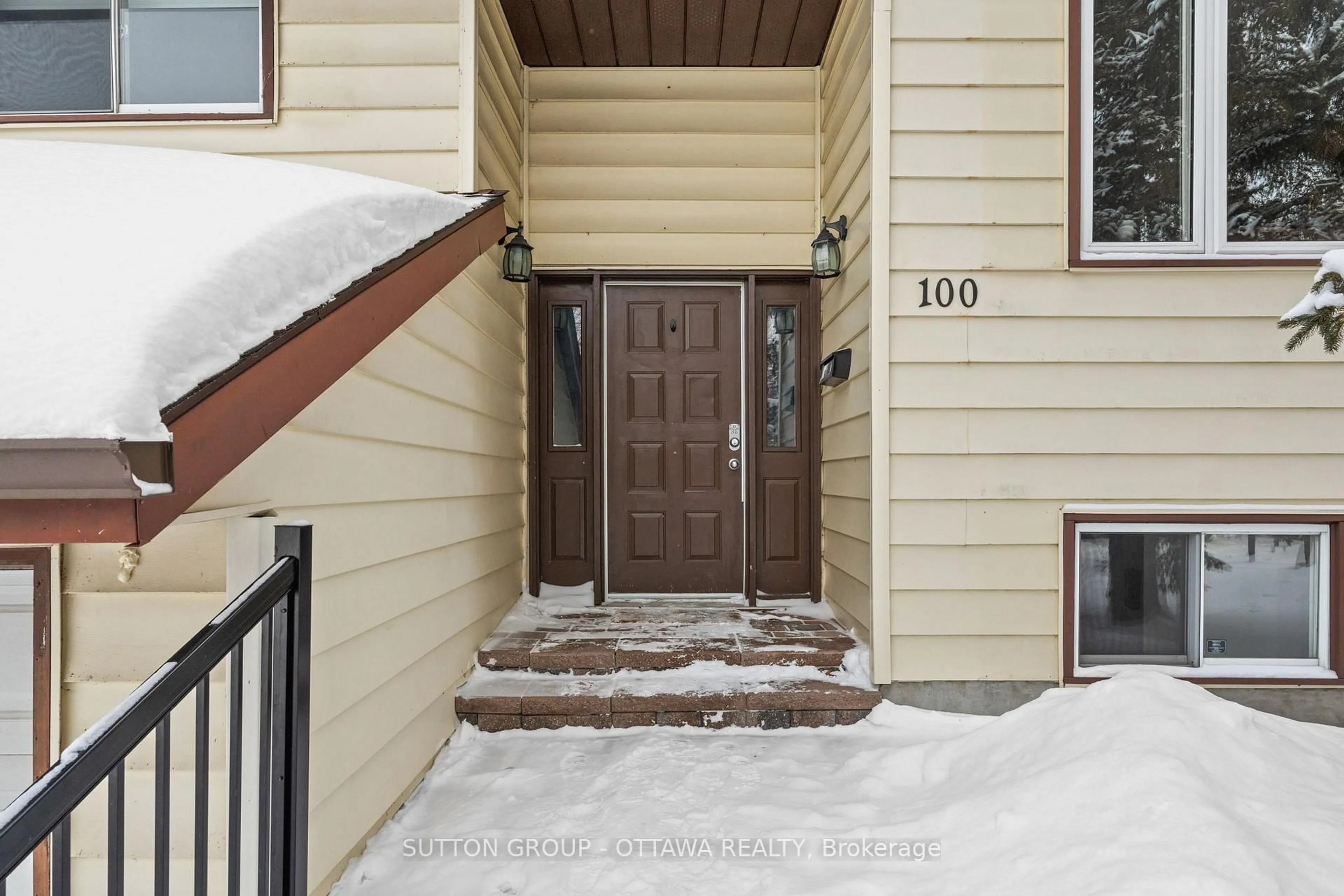 Indoor entryway for 100 Arthur St, Carleton Place Ontario K7C 1C3