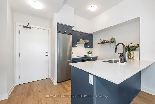 600 North Service Rd #606, Hamilton 4