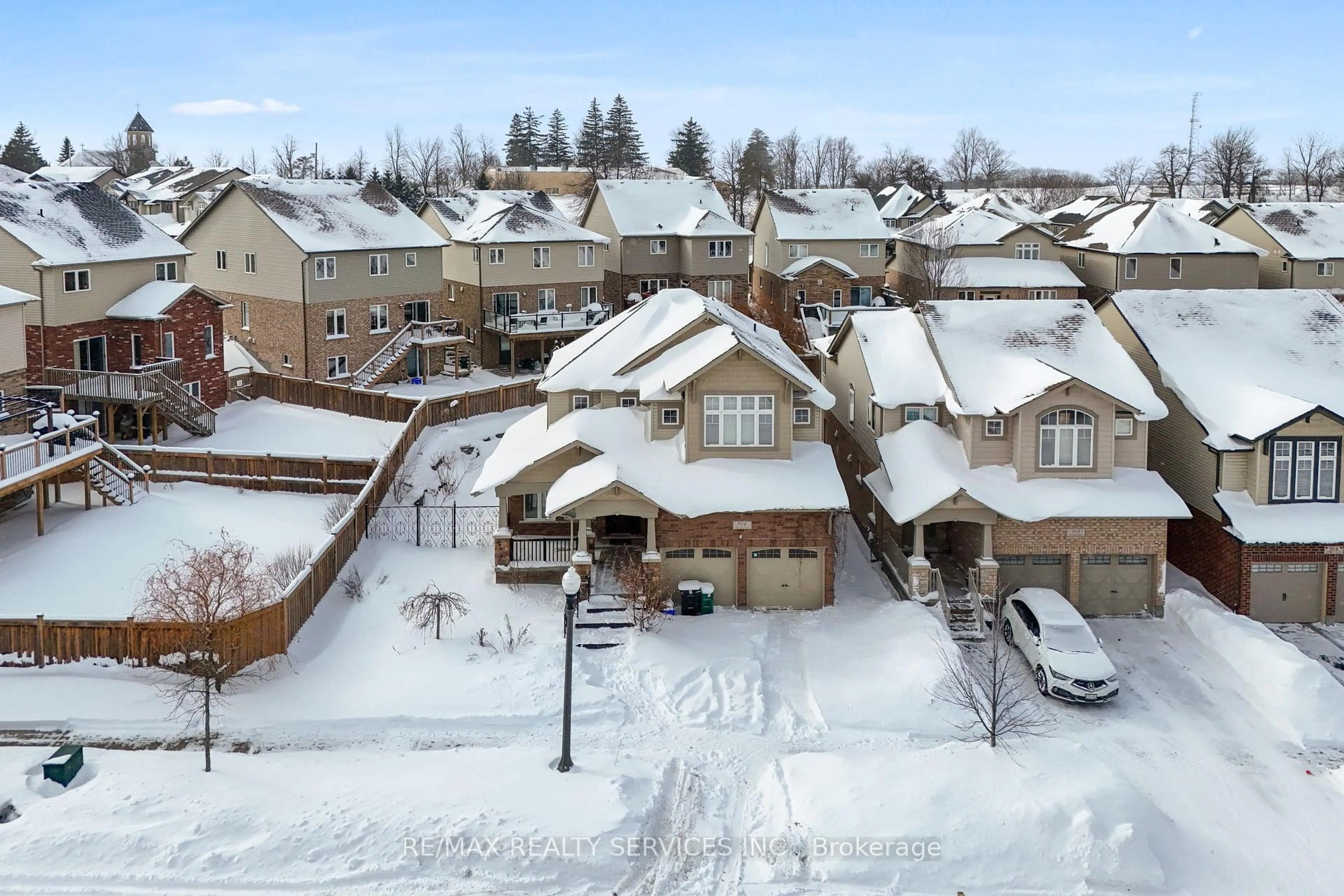 A pic from outside/outdoor area/front of a property/back of a property/a pic from drone, street for 906 Audrey Pl, Kitchener Ontario N2E 0B9